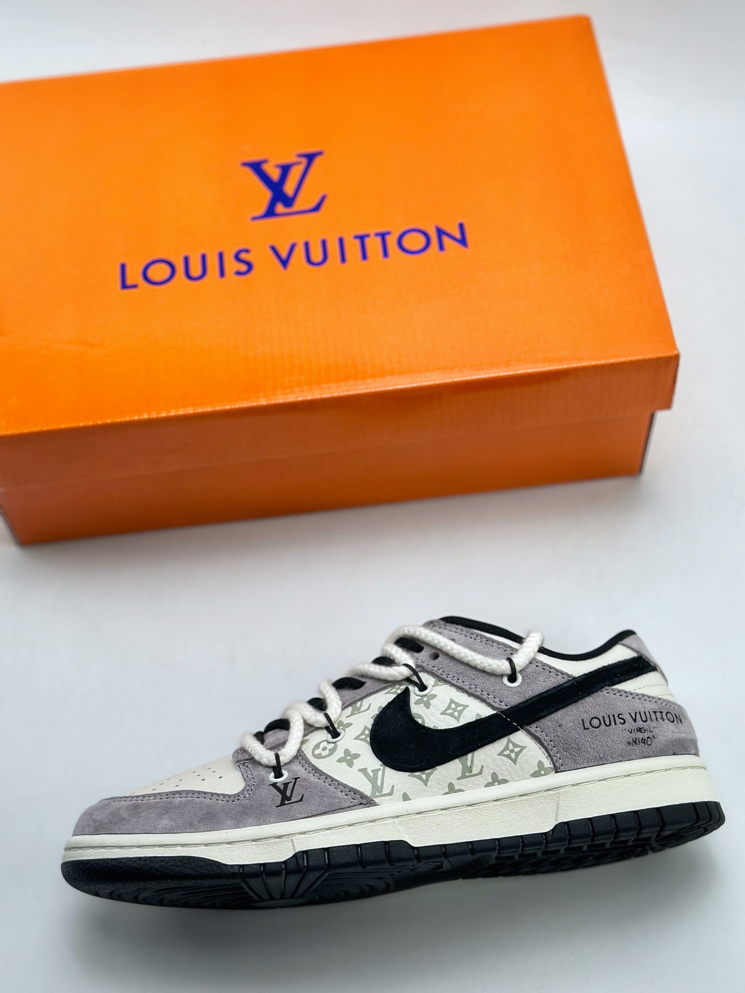 300 Nike SB Dunk Low x Louis Vuitton 米白灰印花 SJ2068-232