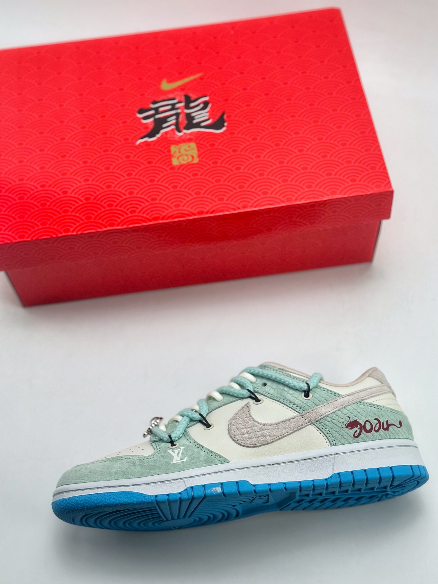 300 Nike SB Dunk Low 龙年限定 龙腾四海 SJ2068-230