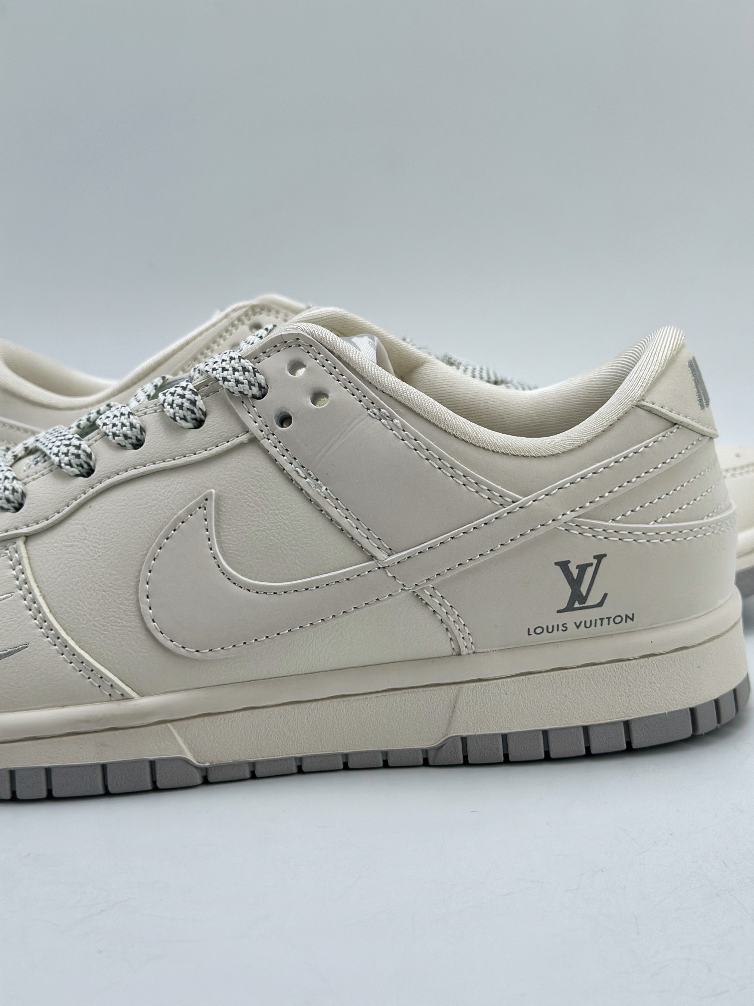 280 Nike SB Dunk Low x Louis Vuitton 双勾米灰 FC2025-306