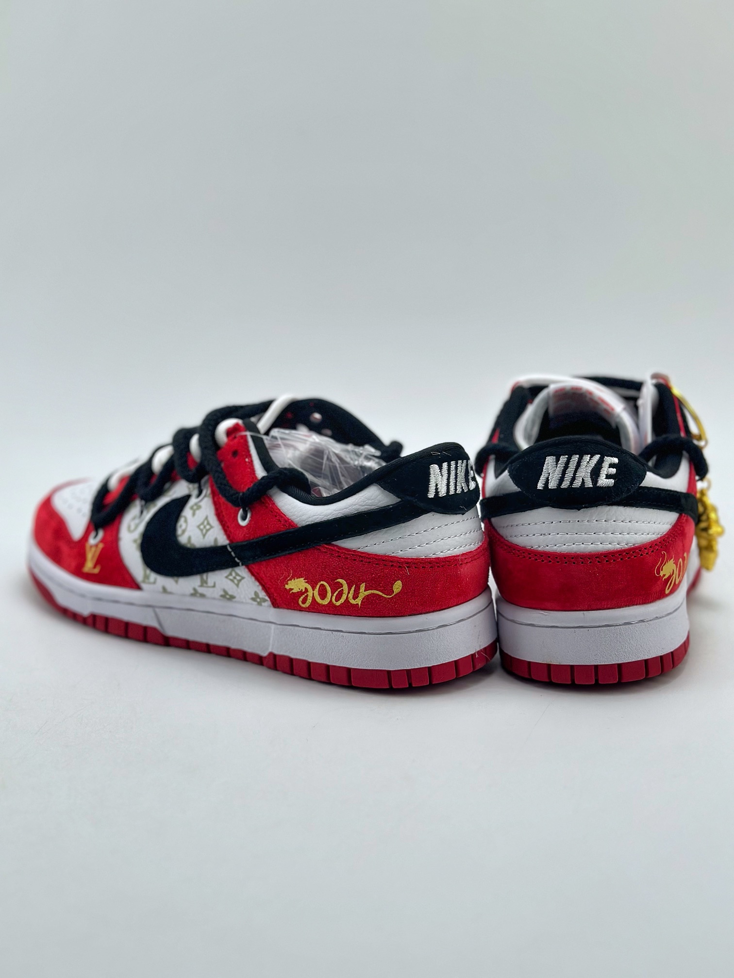 300 Nike SB Dunk Low x Louis Vuitton 白黑红绑带 SJ2068-231