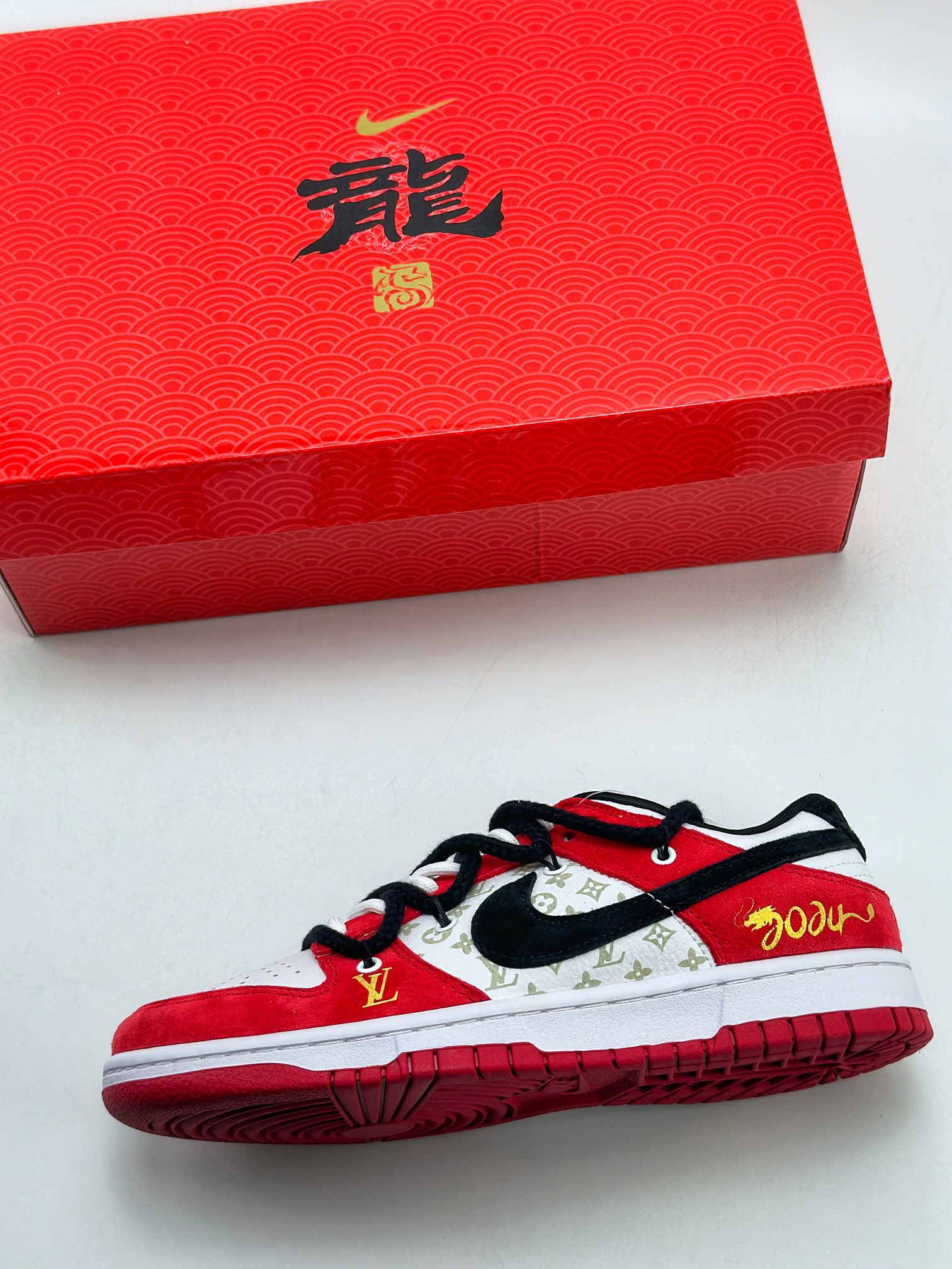 300 Nike SB Dunk Low x Louis Vuitton 白黑红绑带 SJ2068-231