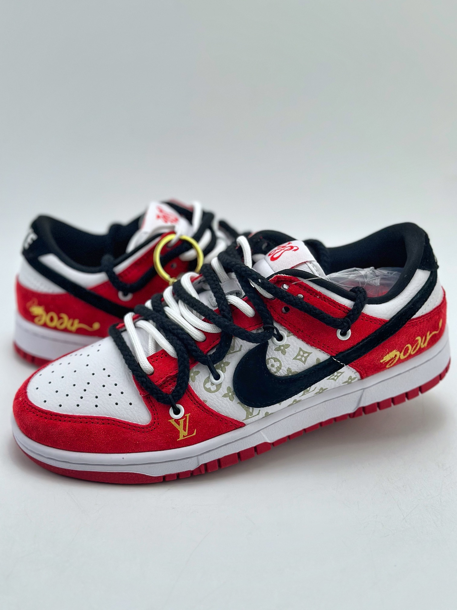 300 Nike SB Dunk Low x Louis Vuitton 白黑红绑带 SJ2068-231