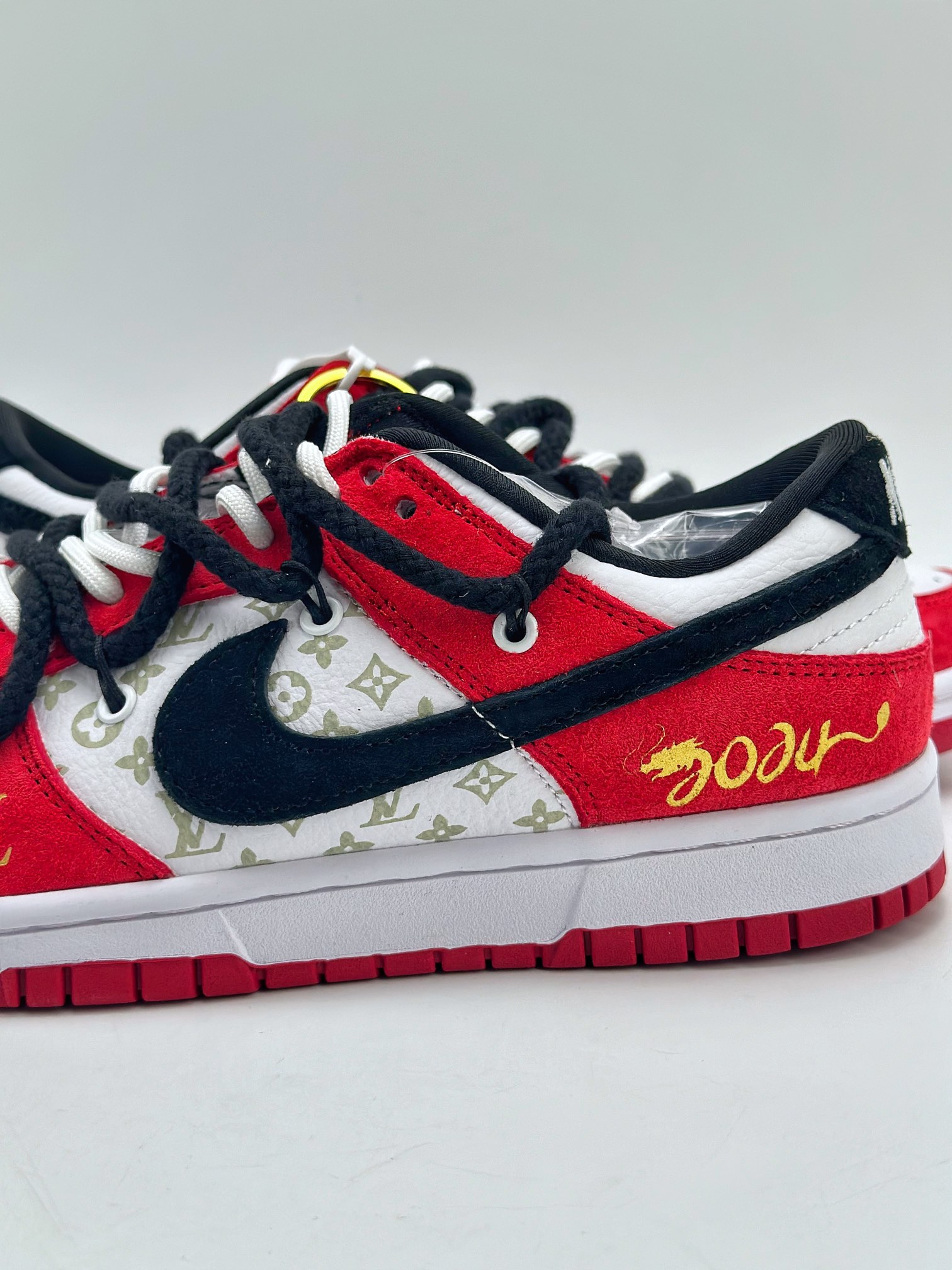 300 Nike SB Dunk Low x Louis Vuitton 白黑红绑带 SJ2068-231