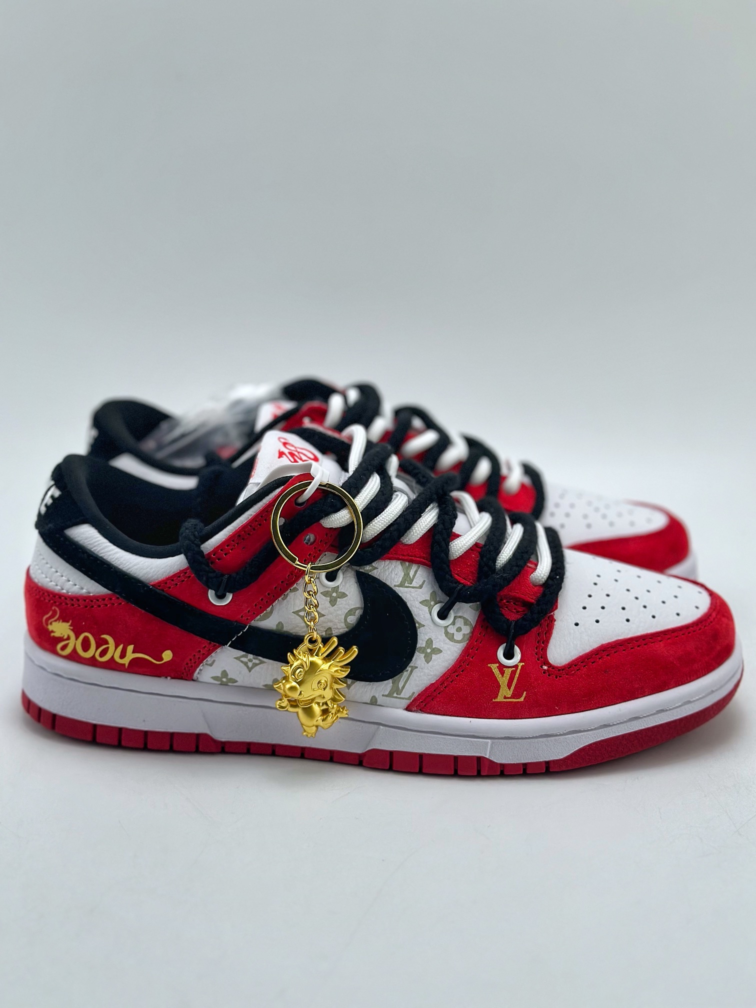 300 Nike SB Dunk Low x Louis Vuitton 白黑红绑带 SJ2068-231