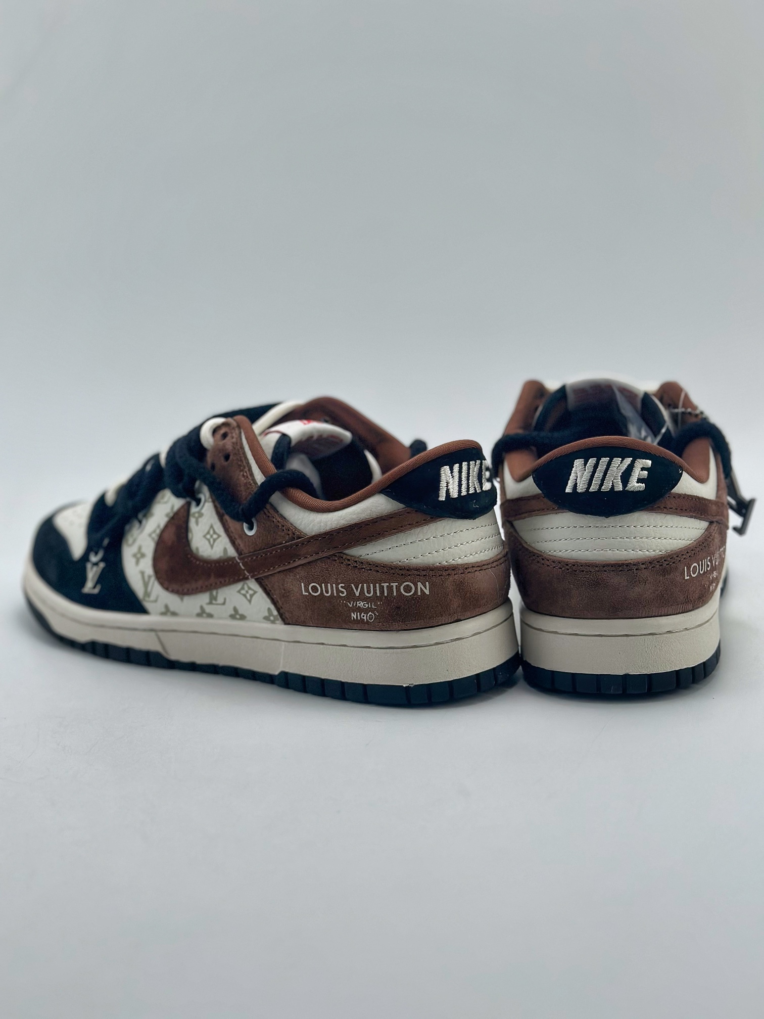 300 Nike SB Dunk Low x Louis Vuitton 黑摩卡绑带 SJ2068-233