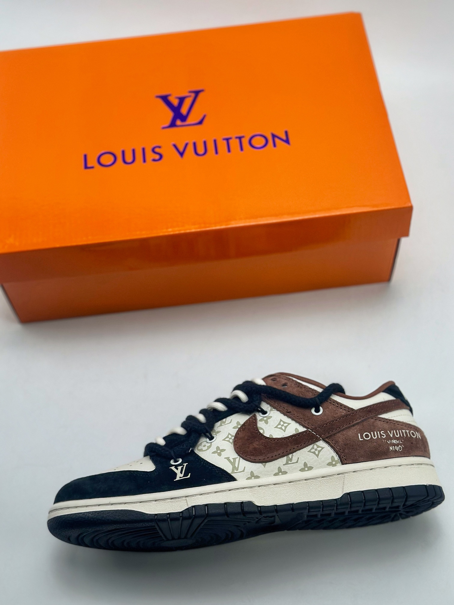 300 Nike SB Dunk Low x Louis Vuitton 黑摩卡绑带 SJ2068-233