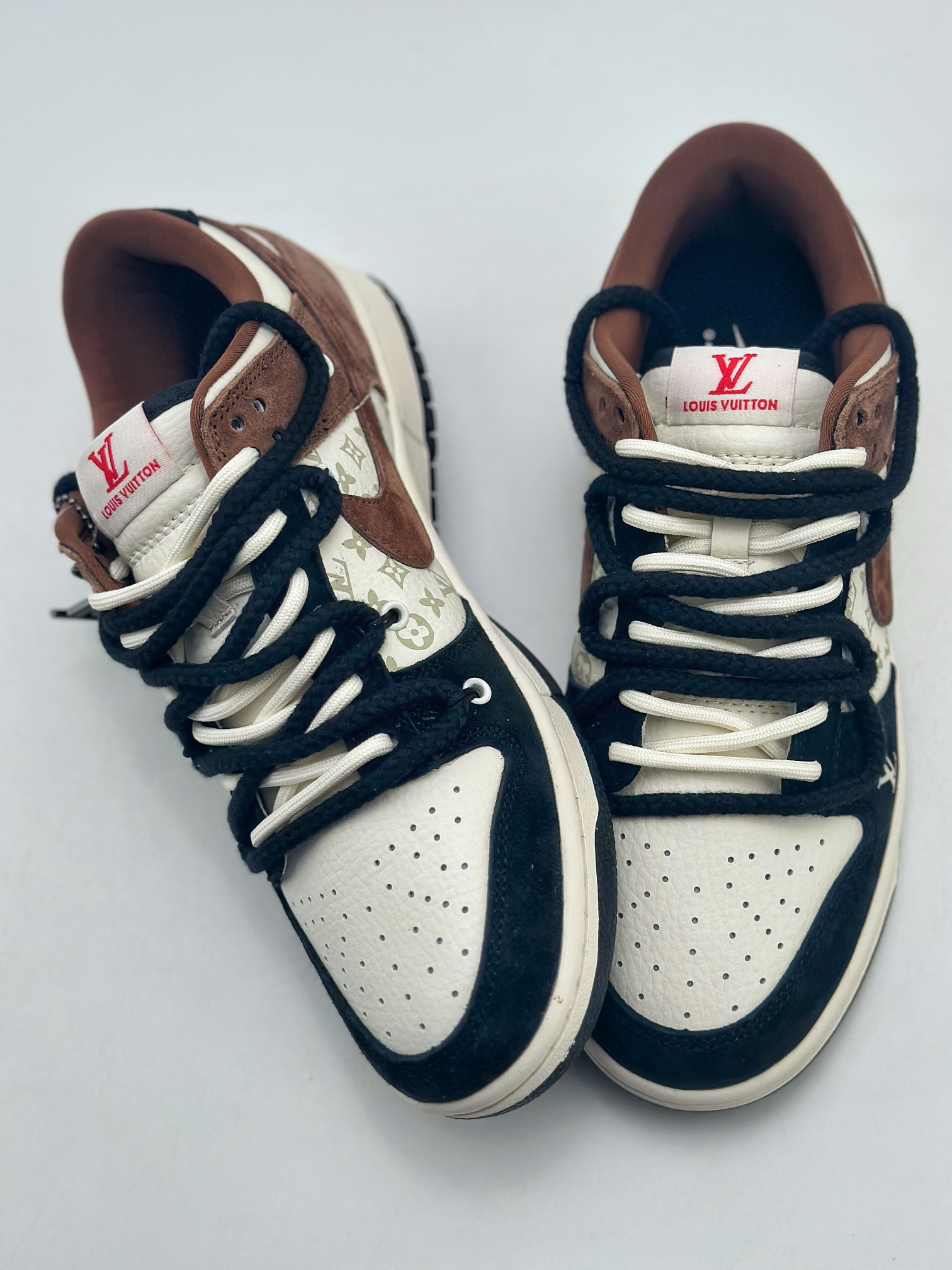 300 Nike SB Dunk Low x Louis Vuitton 黑摩卡绑带 SJ2068-233