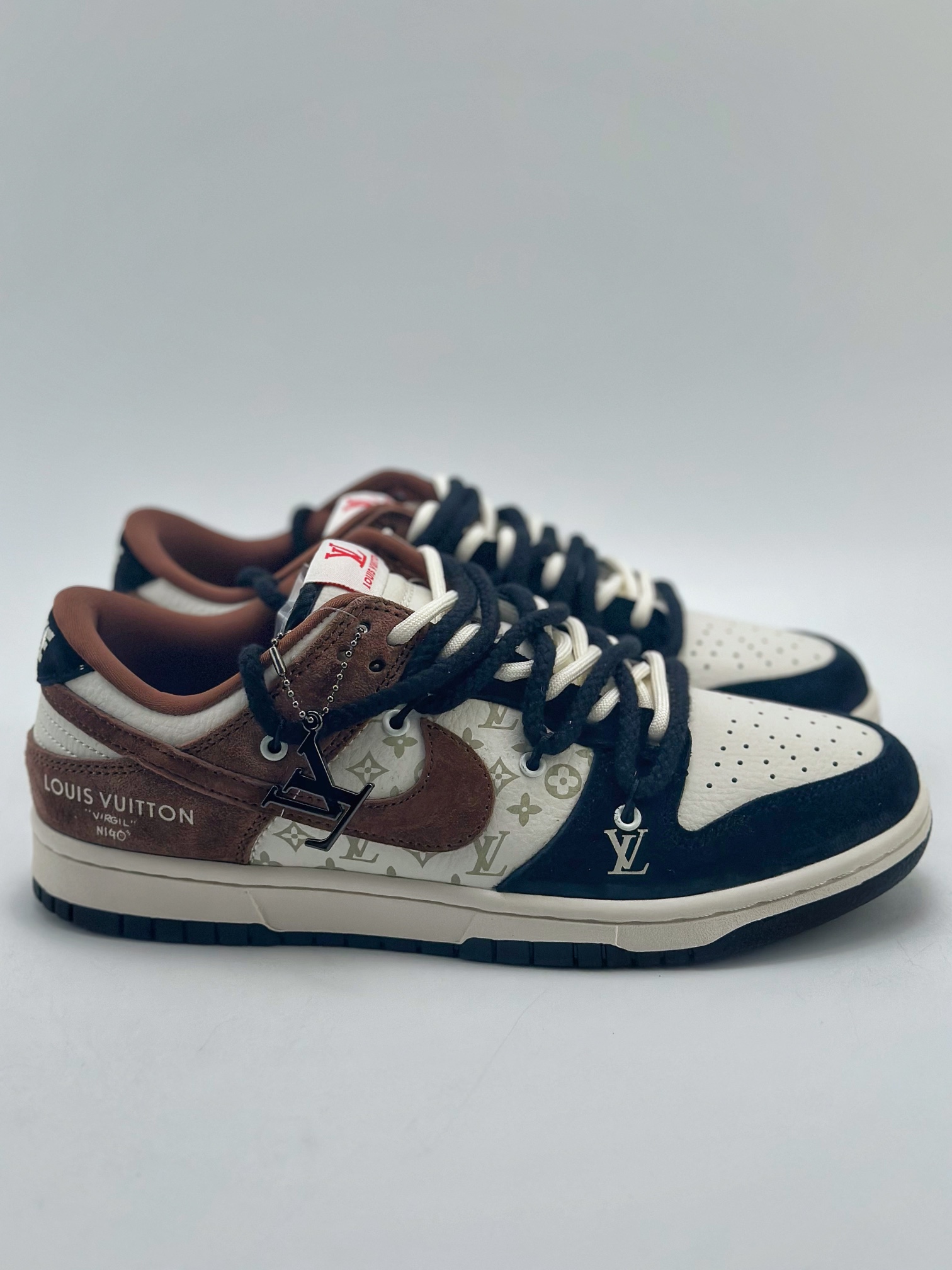 300 Nike SB Dunk Low x Louis Vuitton 黑摩卡绑带 SJ2068-233