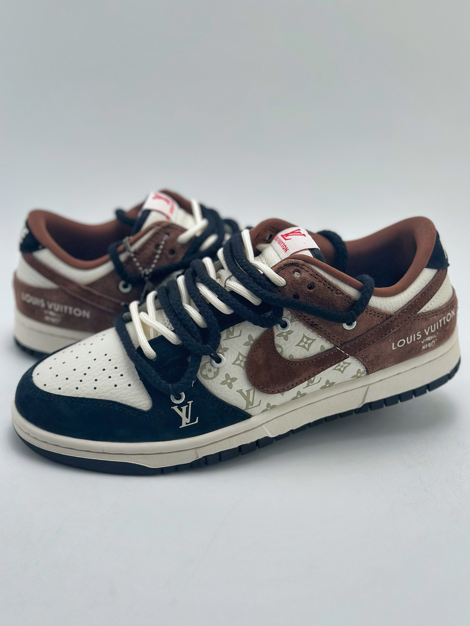 300 Nike SB Dunk Low x Louis Vuitton 黑摩卡绑带 SJ2068-233