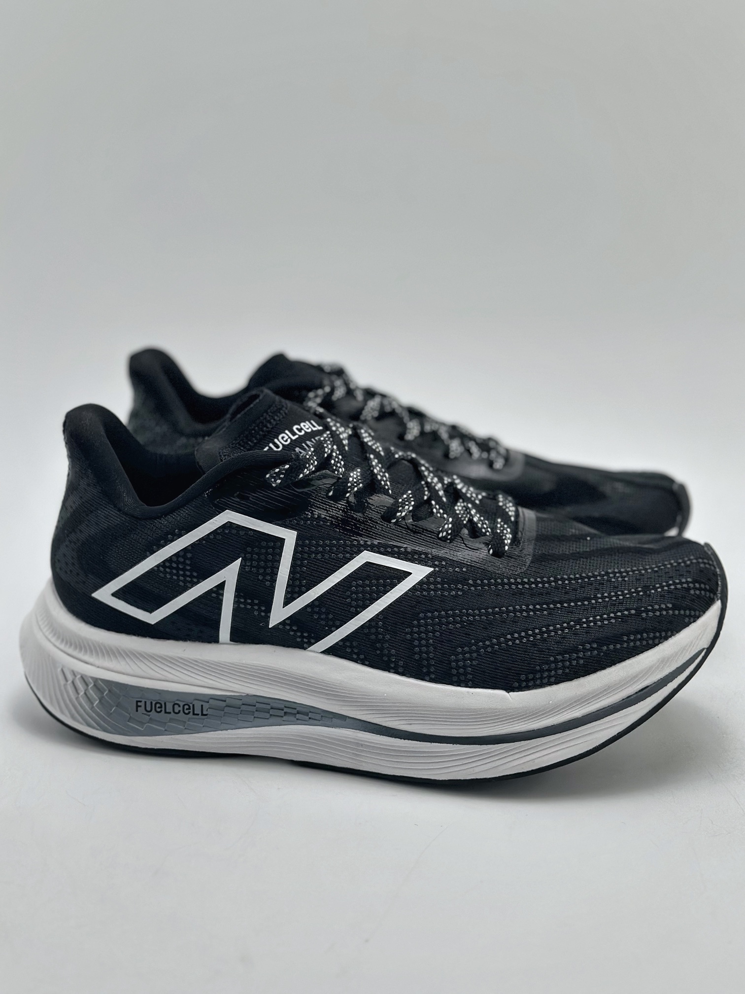 200 New Balance FuelCell SuperComp Trainer V2  新百伦NB系列超轻量化低帮休闲运动慢跑鞋MRCXBWSJ