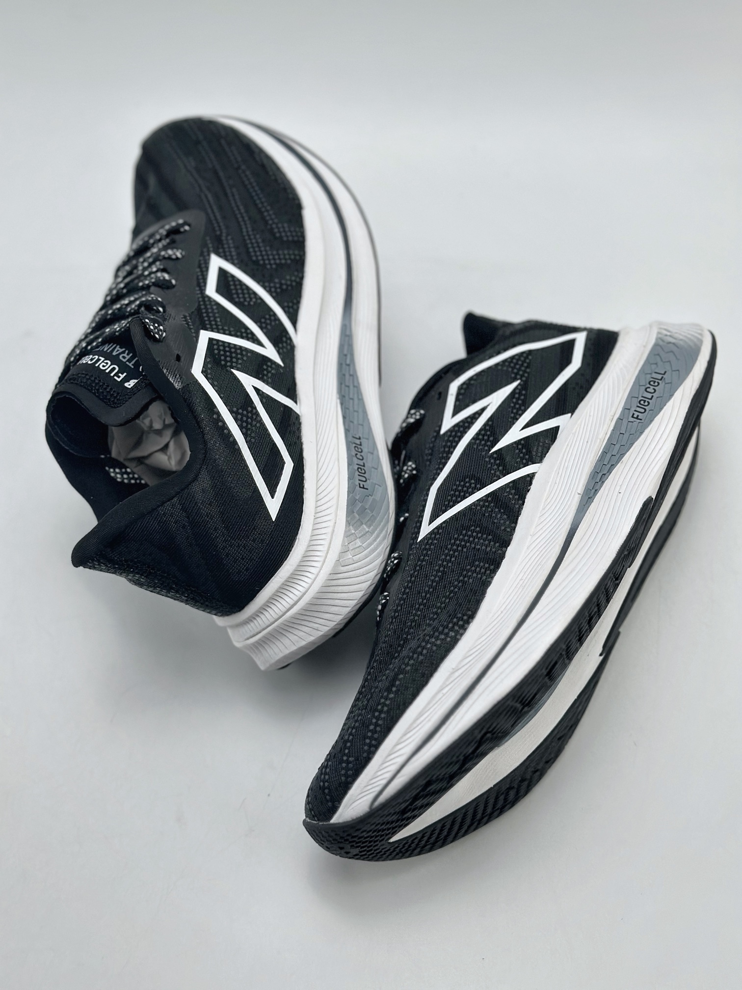 200 New Balance FuelCell SuperComp Trainer V2  新百伦NB系列超轻量化低帮休闲运动慢跑鞋MRCXBWSJ