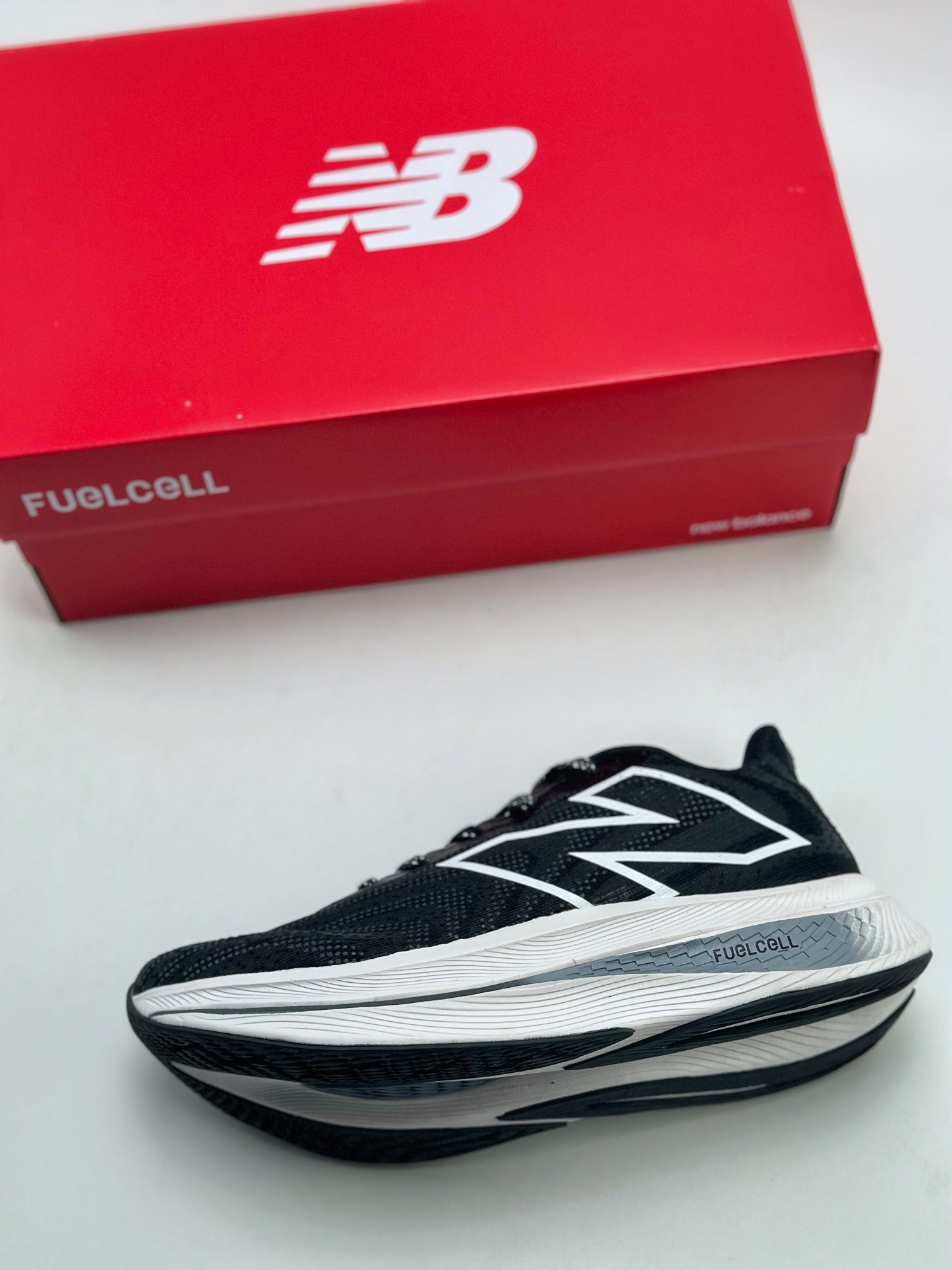 200 New Balance FuelCell SuperComp Trainer V2  新百伦NB系列超轻量化低帮休闲运动慢跑鞋MRCXBWSJ