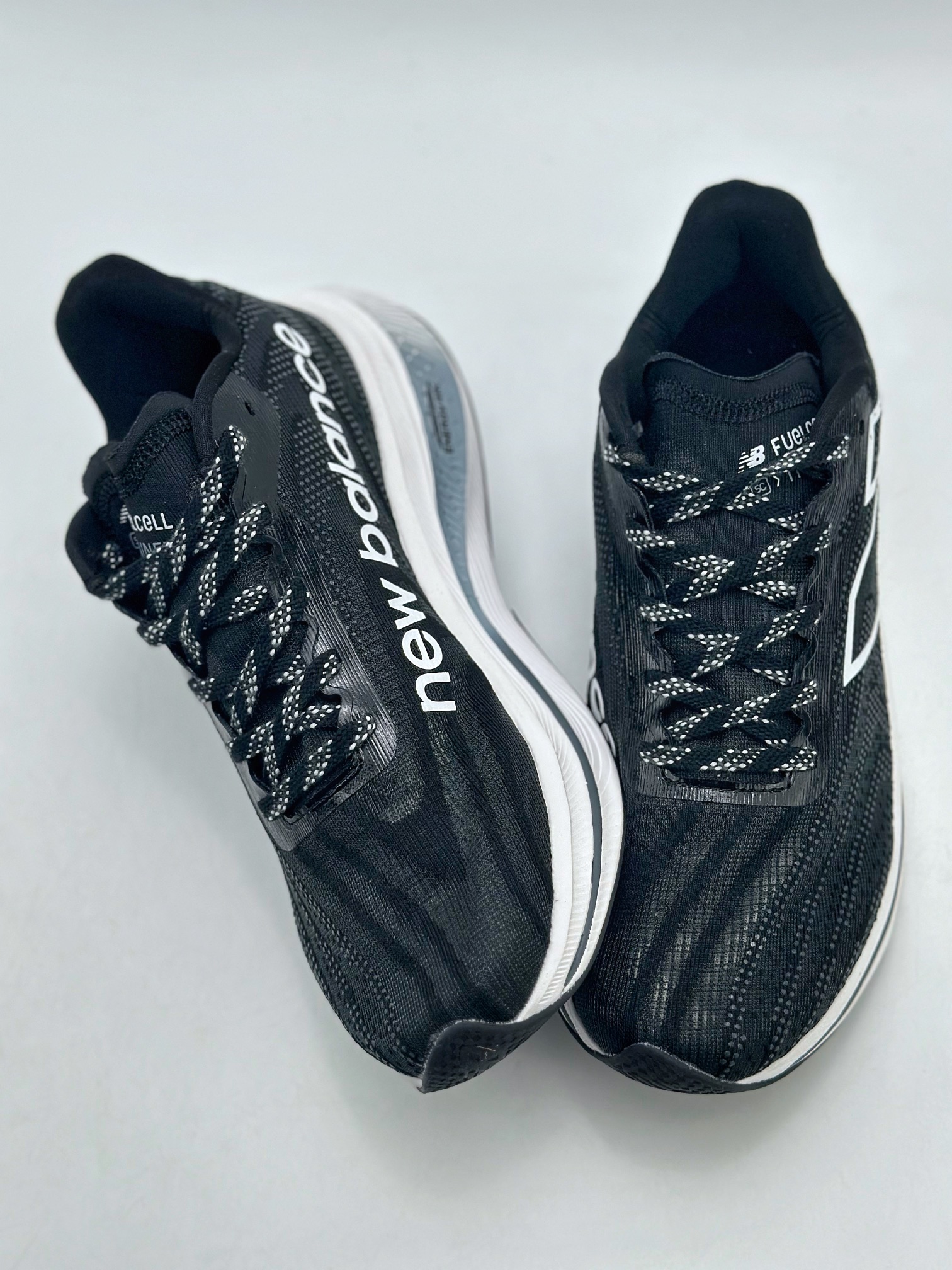 200 New Balance FuelCell SuperComp Trainer V2  新百伦NB系列超轻量化低帮休闲运动慢跑鞋MRCXBWSJ