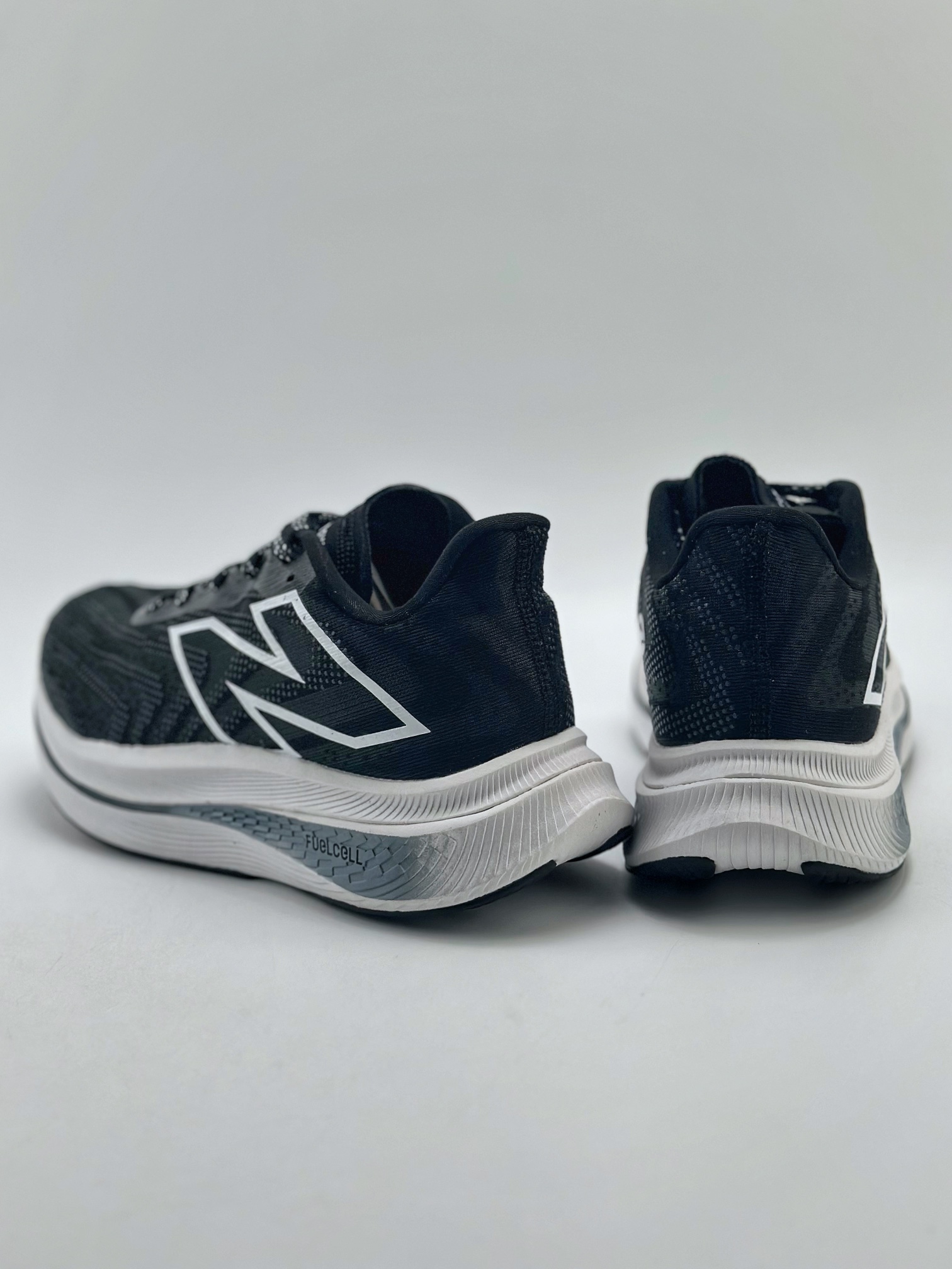 200 New Balance FuelCell SuperComp Trainer V2  新百伦NB系列超轻量化低帮休闲运动慢跑鞋MRCXBWSJ