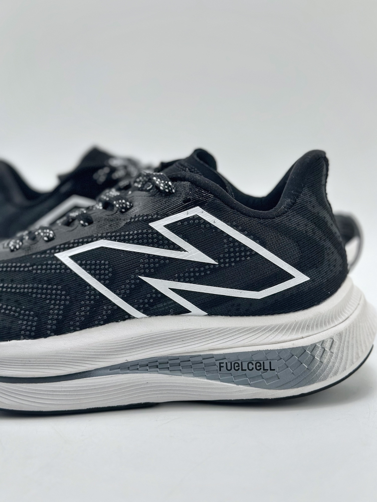 200 New Balance FuelCell SuperComp Trainer V2  新百伦NB系列超轻量化低帮休闲运动慢跑鞋MRCXBWSJ