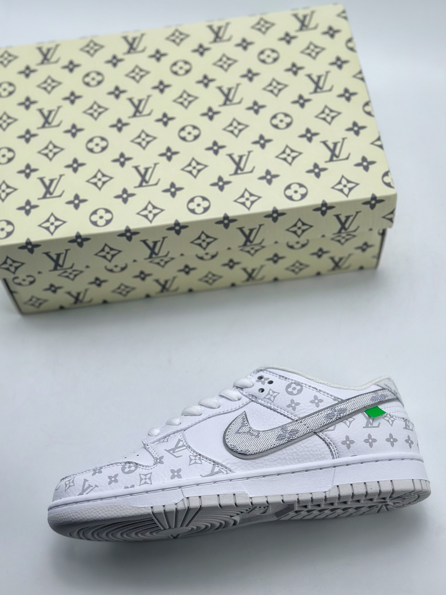 280 Nike SB Dunk Low x Louis Vuitton 满印白 LV0526-592