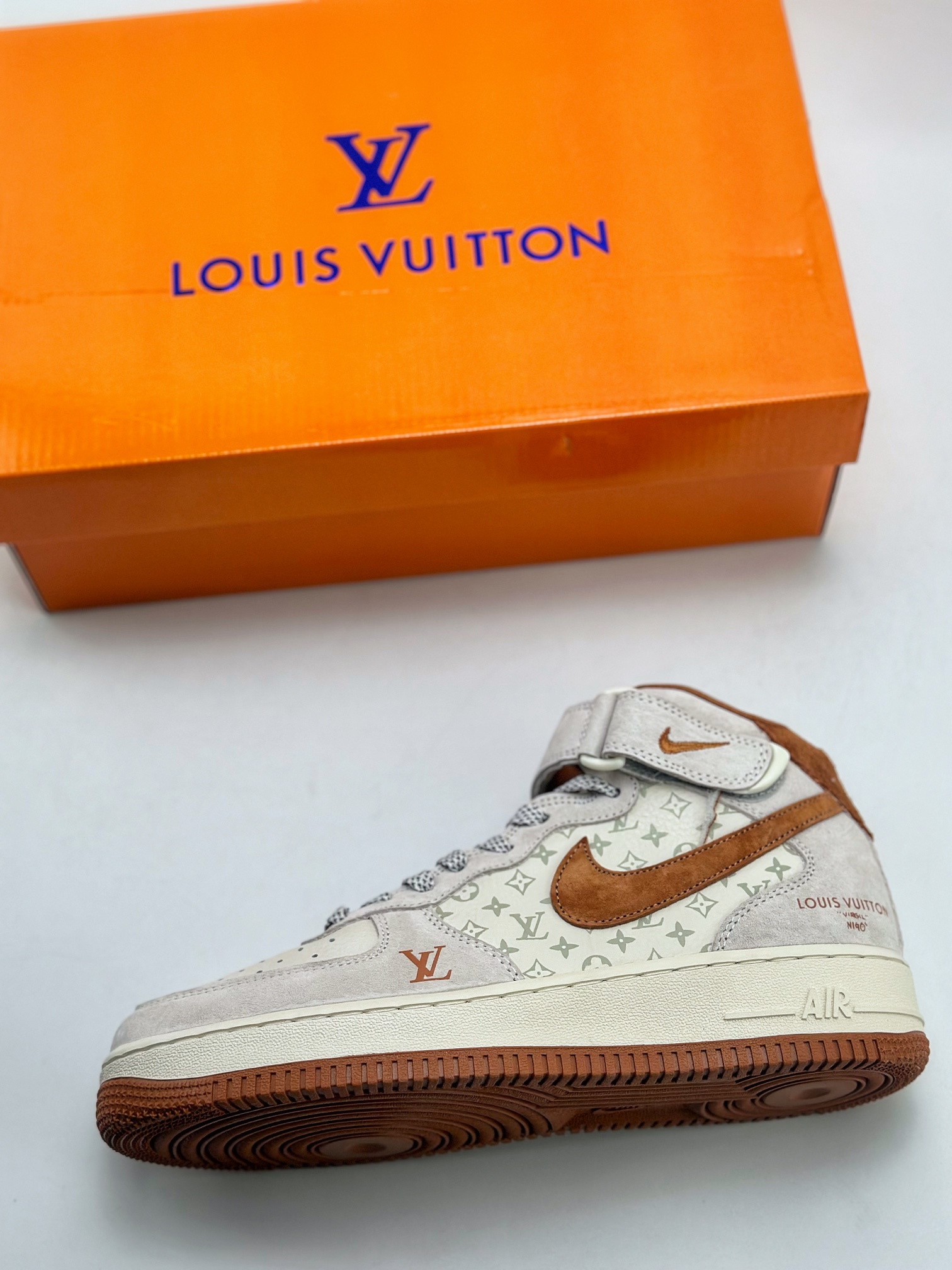 300 Nike Air Force 1 Mid 07 x Louis Vuitton 白棕印花 DQ7688-400