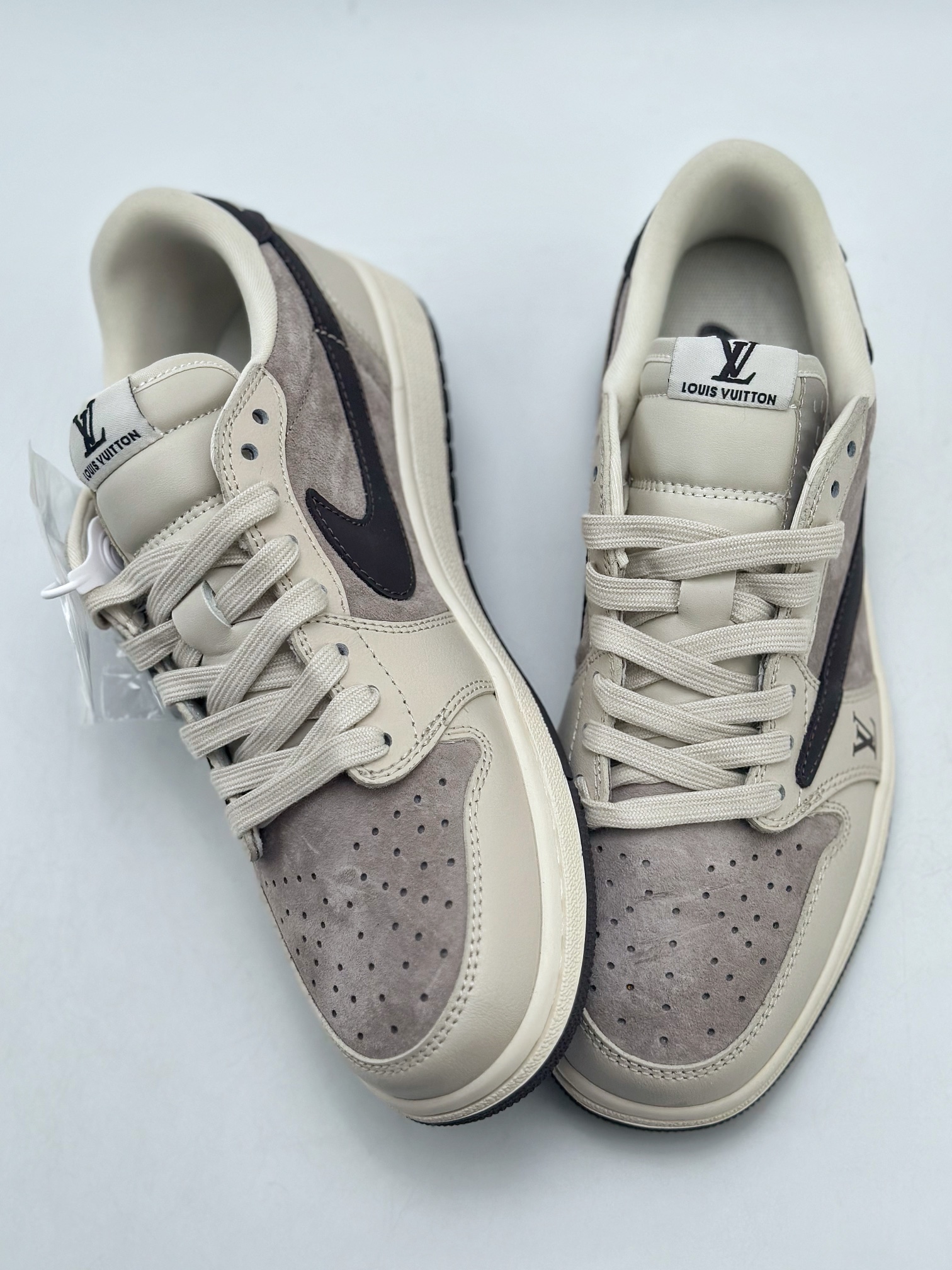 280 Travis Scott x Nike Air Jordan 1 Low x Louis Vuitton Air Jordan 1 Low 反转翻毛白棕黑倒钩 LX1988-100