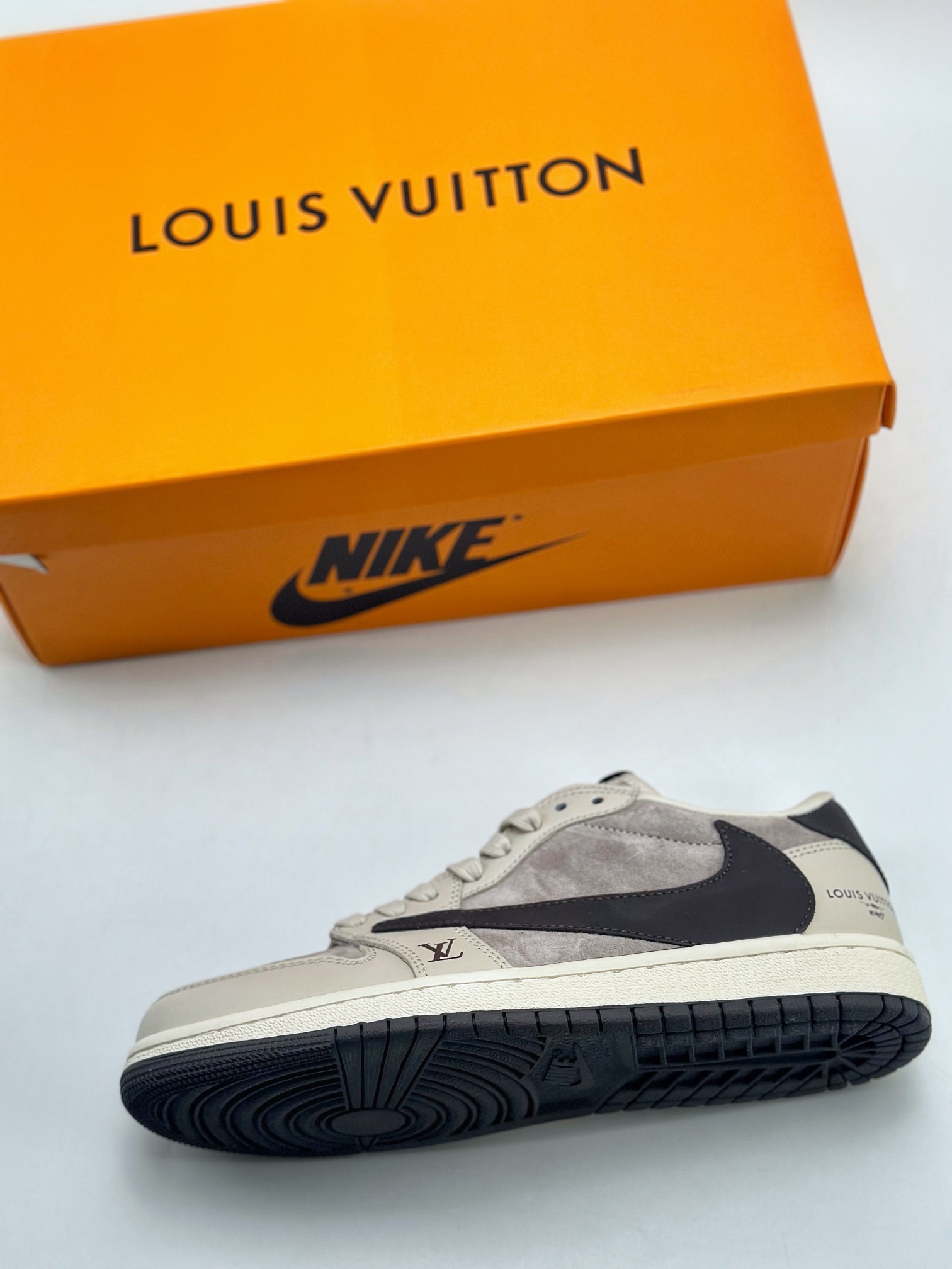 280 Travis Scott x Nike Air Jordan 1 Low x Louis Vuitton Air Jordan 1 Low 反转翻毛白棕黑倒钩 LX1988-100