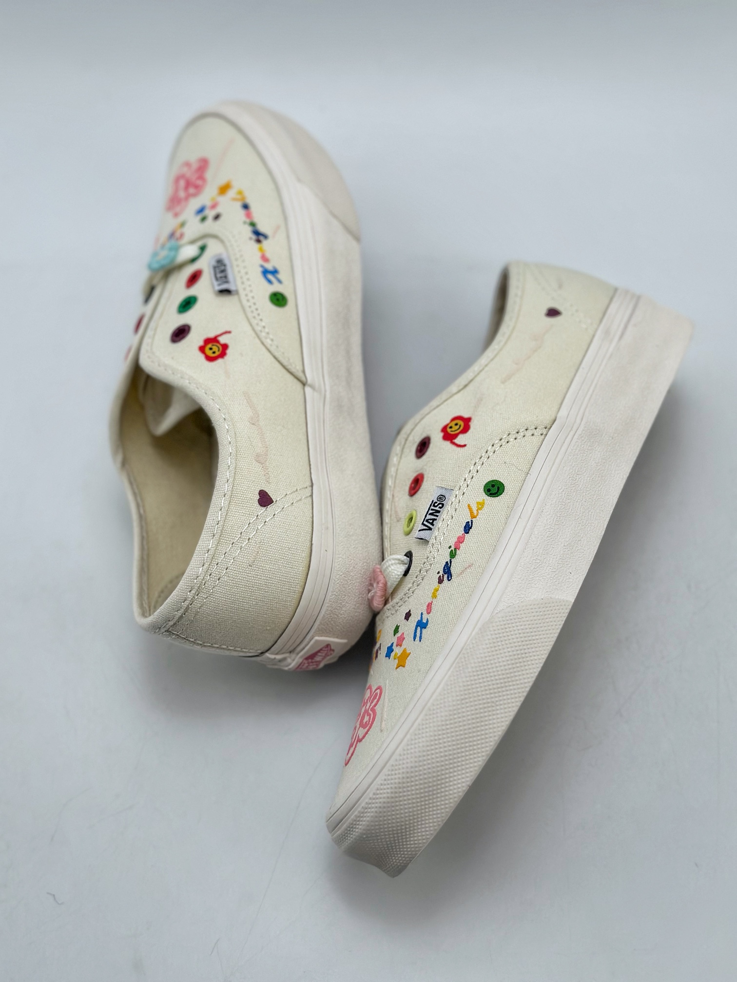 150 新品限定太适合小仙女们 Vans Authentic 清新涂鸦刺绣小白鞋