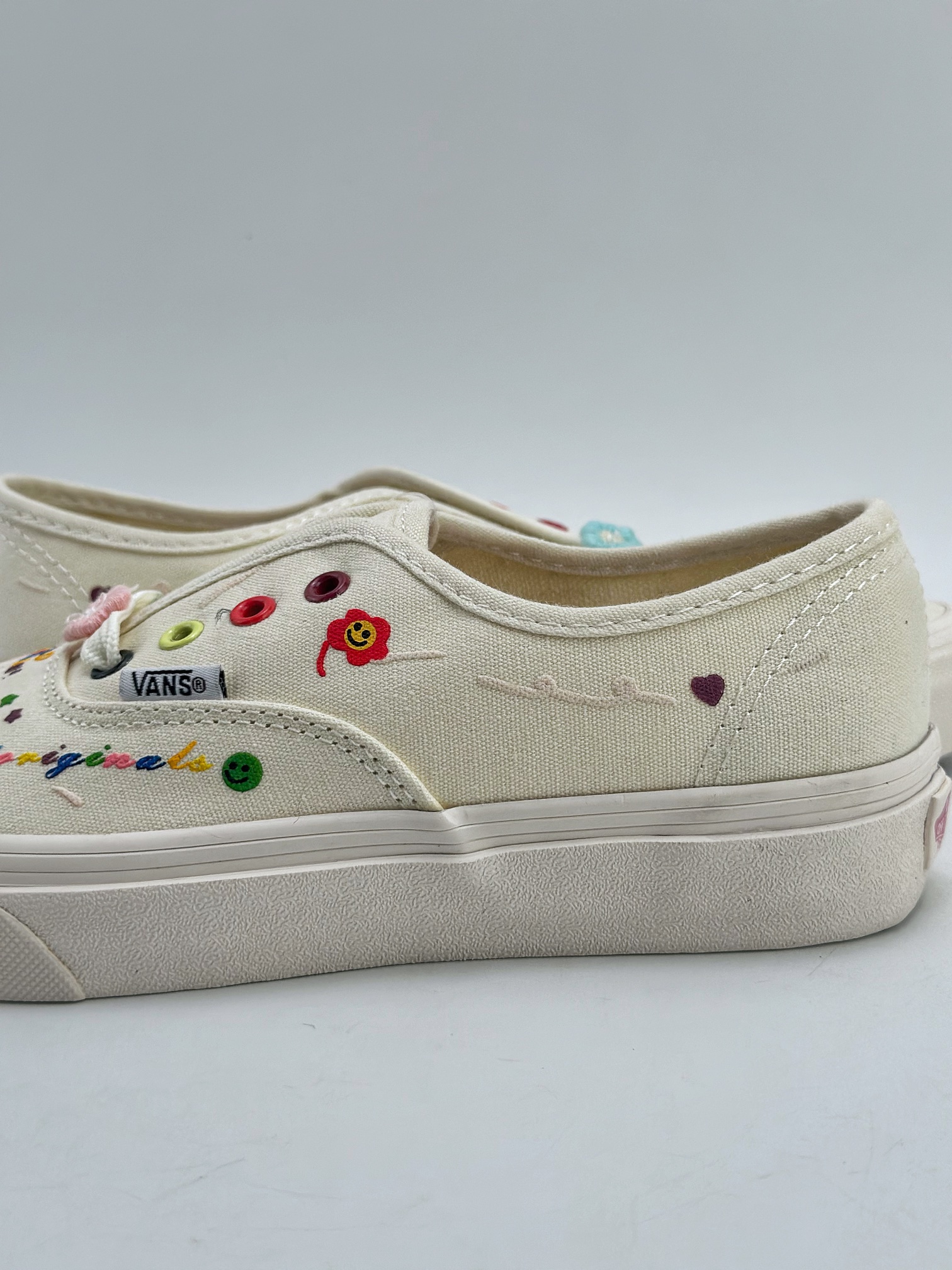 150 新品限定太适合小仙女们 Vans Authentic 清新涂鸦刺绣小白鞋