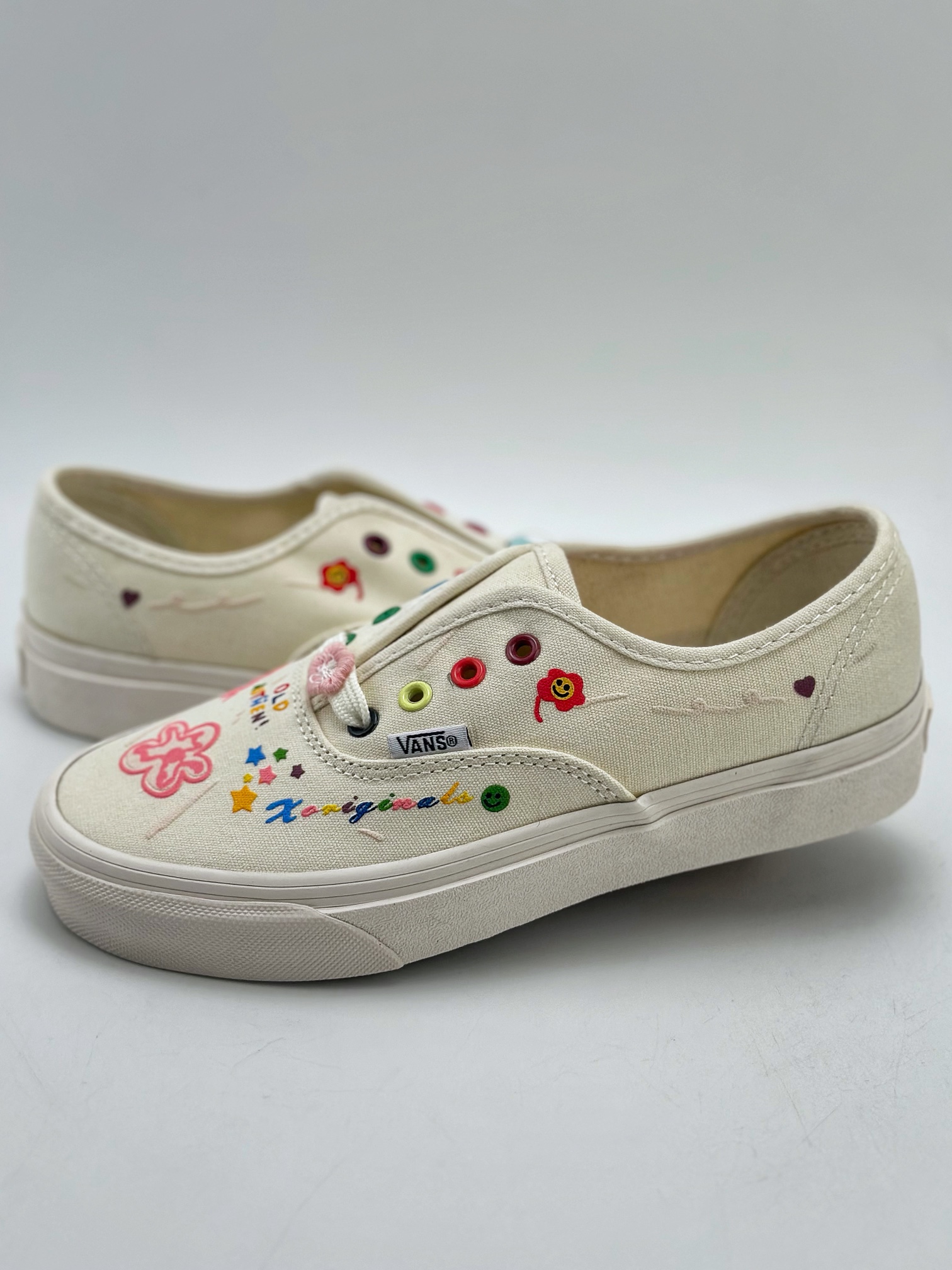 150 新品限定太适合小仙女们 Vans Authentic 清新涂鸦刺绣小白鞋