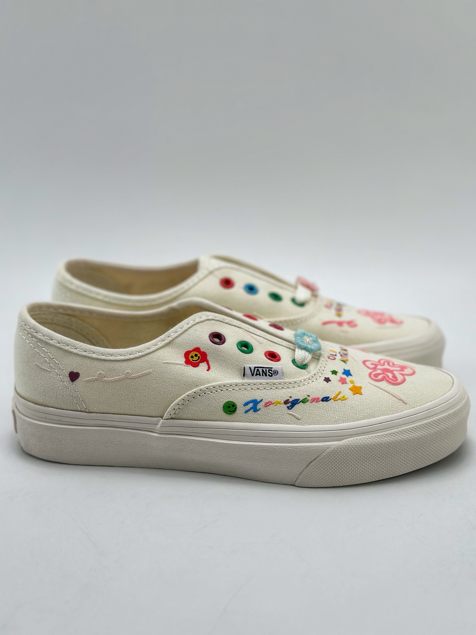 150 新品限定太适合小仙女们 Vans Authentic 清新涂鸦刺绣小白鞋