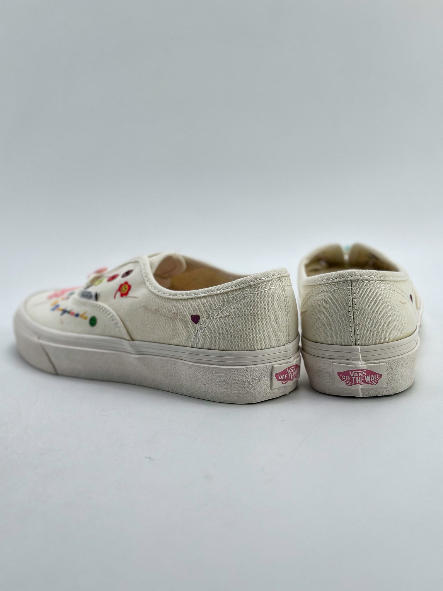 150 新品限定太适合小仙女们 Vans Authentic 清新涂鸦刺绣小白鞋