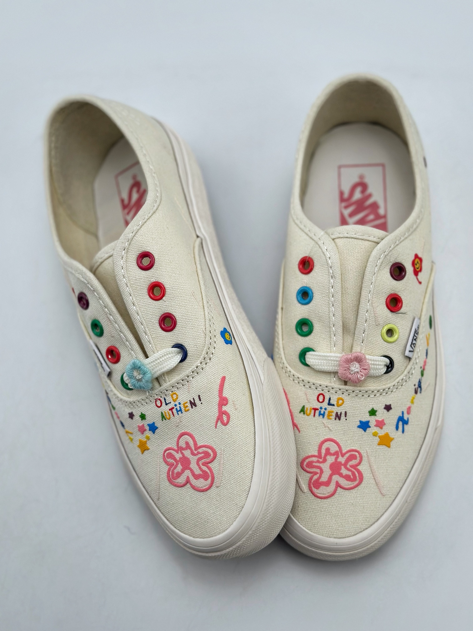 150 新品限定太适合小仙女们 Vans Authentic 清新涂鸦刺绣小白鞋