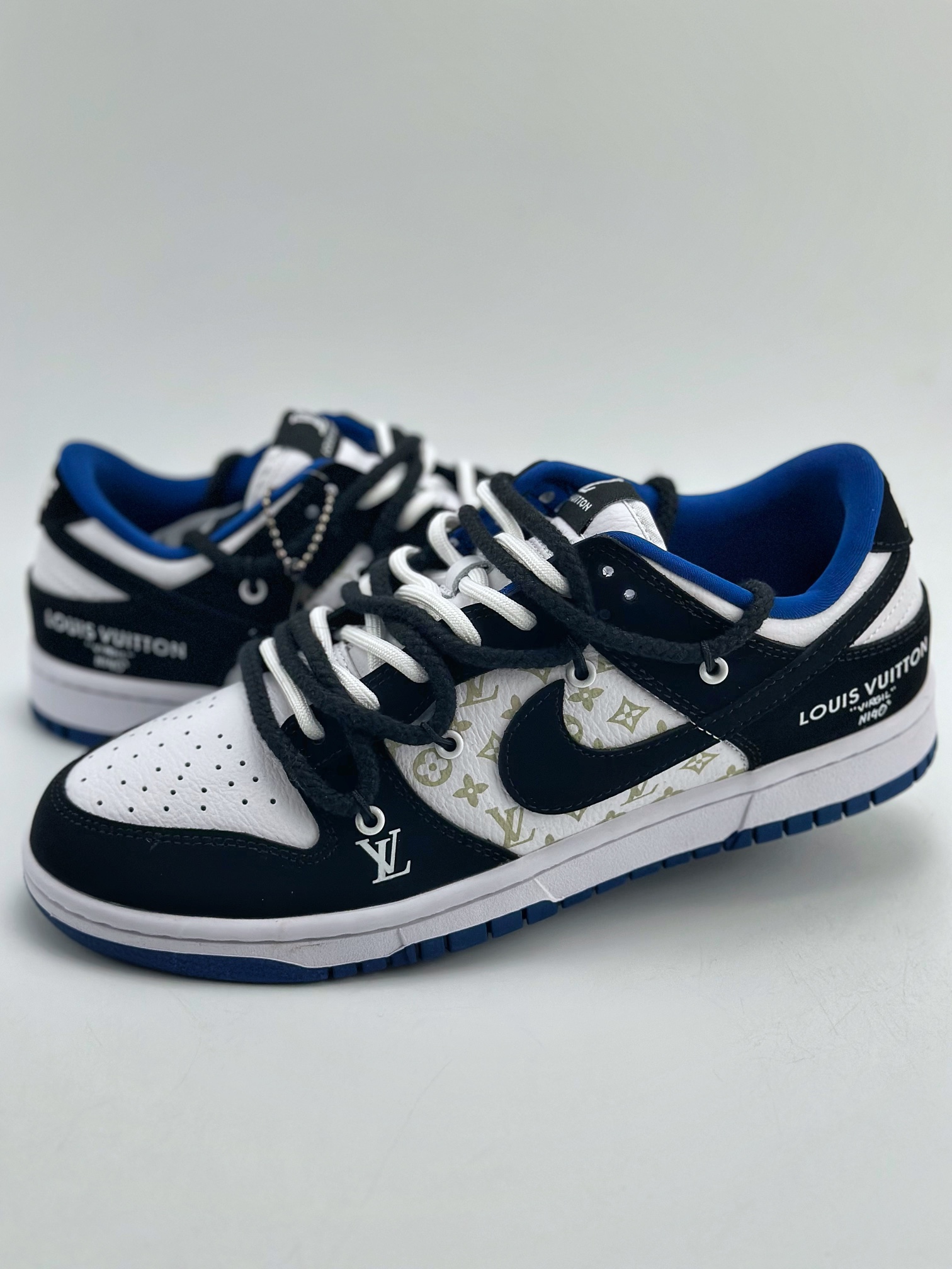 300 Nike SB Dunk Low x Louis Vuitton 白黑篮 SJ2068-236