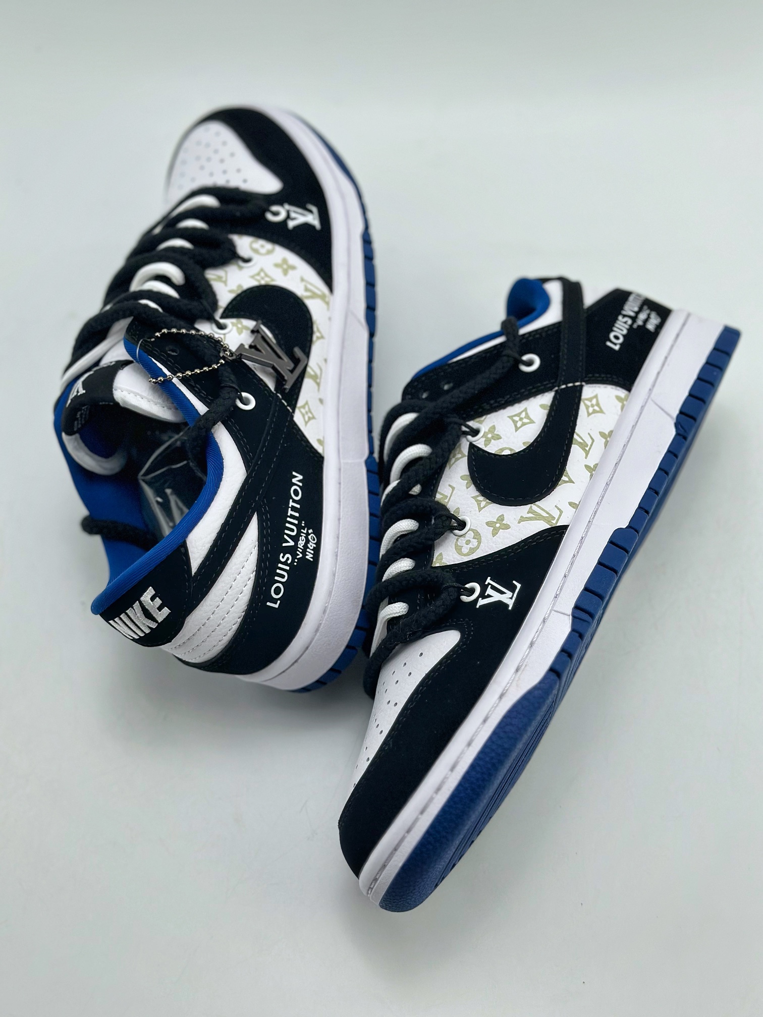 300 Nike SB Dunk Low x Louis Vuitton 白黑篮 SJ2068-236