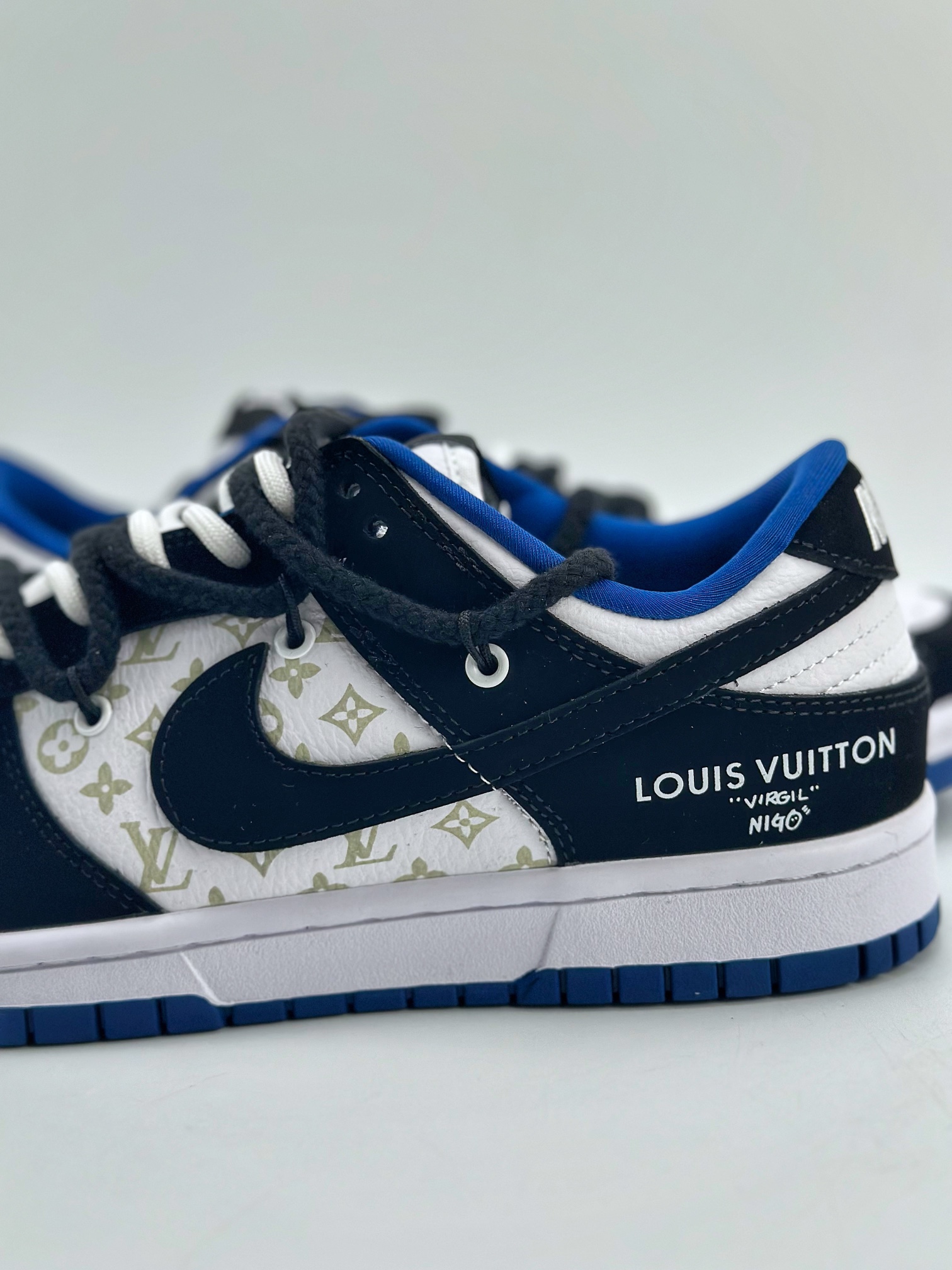 300 Nike SB Dunk Low x Louis Vuitton 白黑篮 SJ2068-236