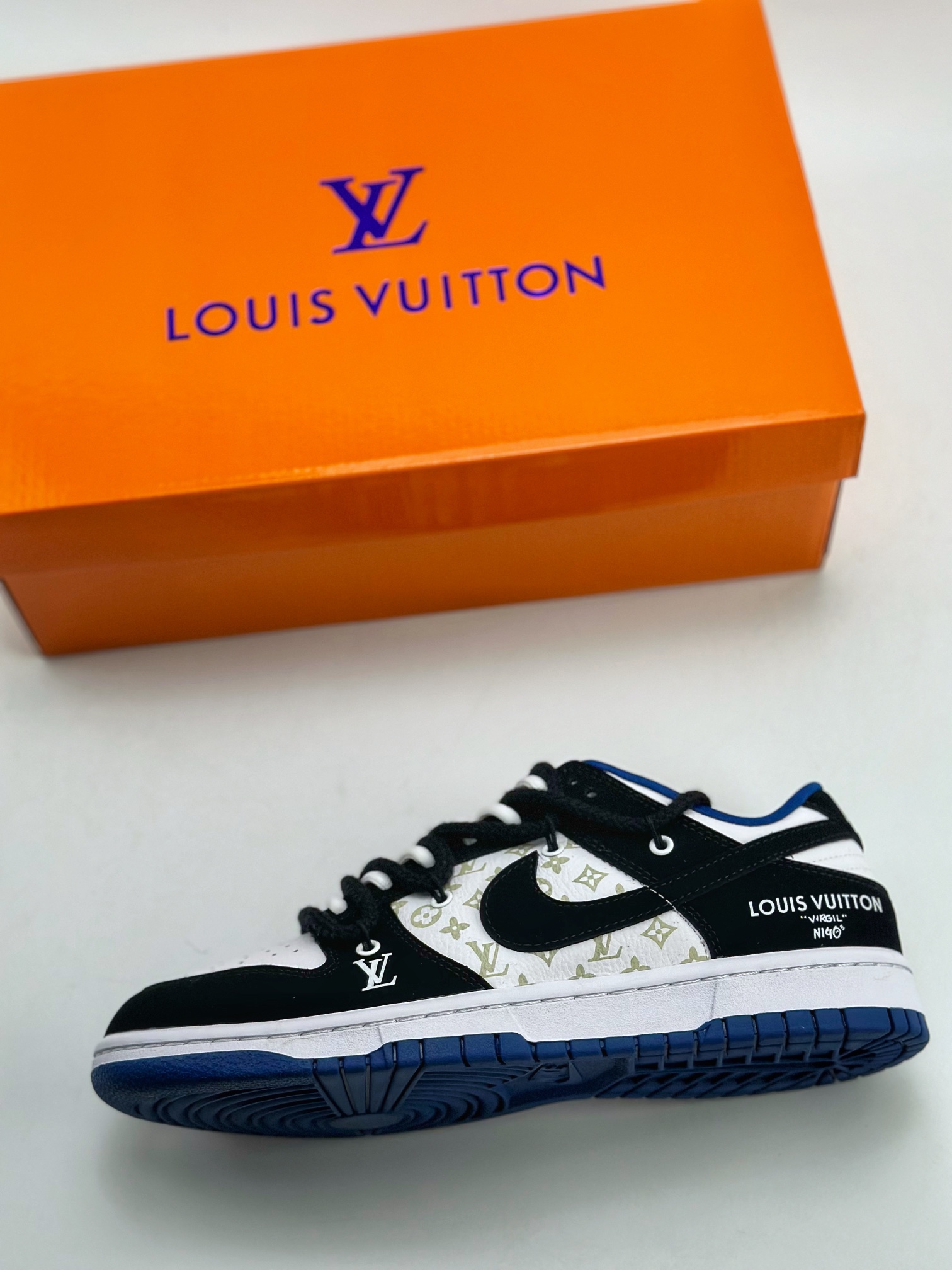 300 Nike SB Dunk Low x Louis Vuitton 白黑篮 SJ2068-236