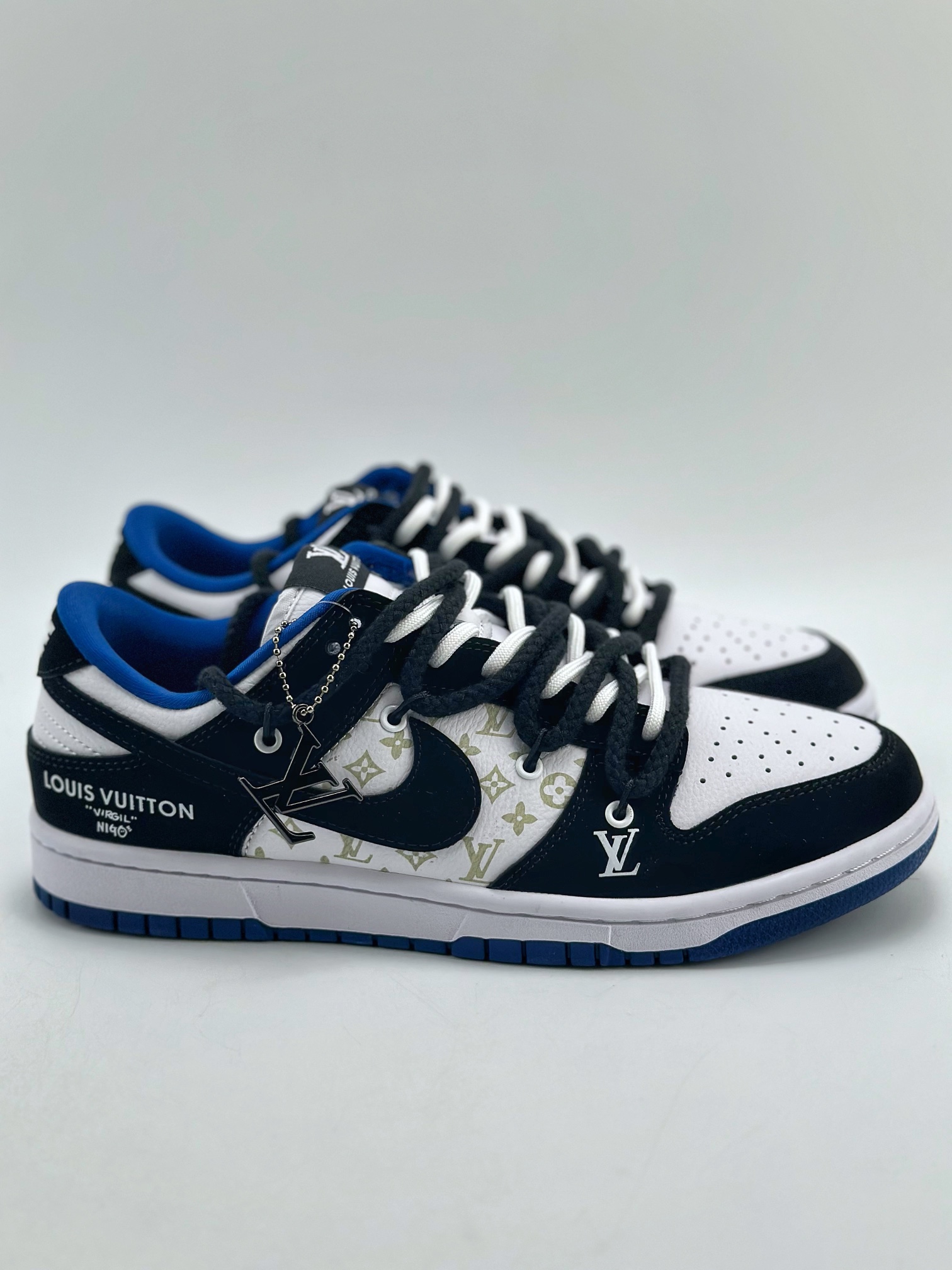 300 Nike SB Dunk Low x Louis Vuitton 白黑篮 SJ2068-236