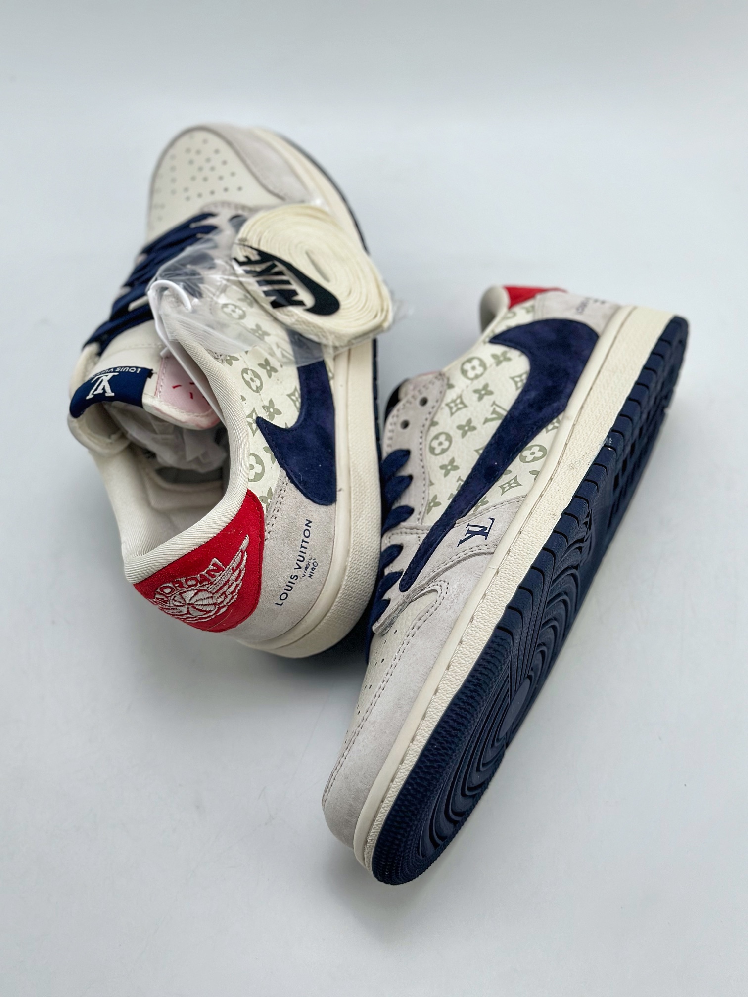 280 Travis Scott x Nike Air Jordan 1 Low x Louis Vuitton Air Jordan 1 Low 反转翻毛白蓝红倒钩 YQ2088-668