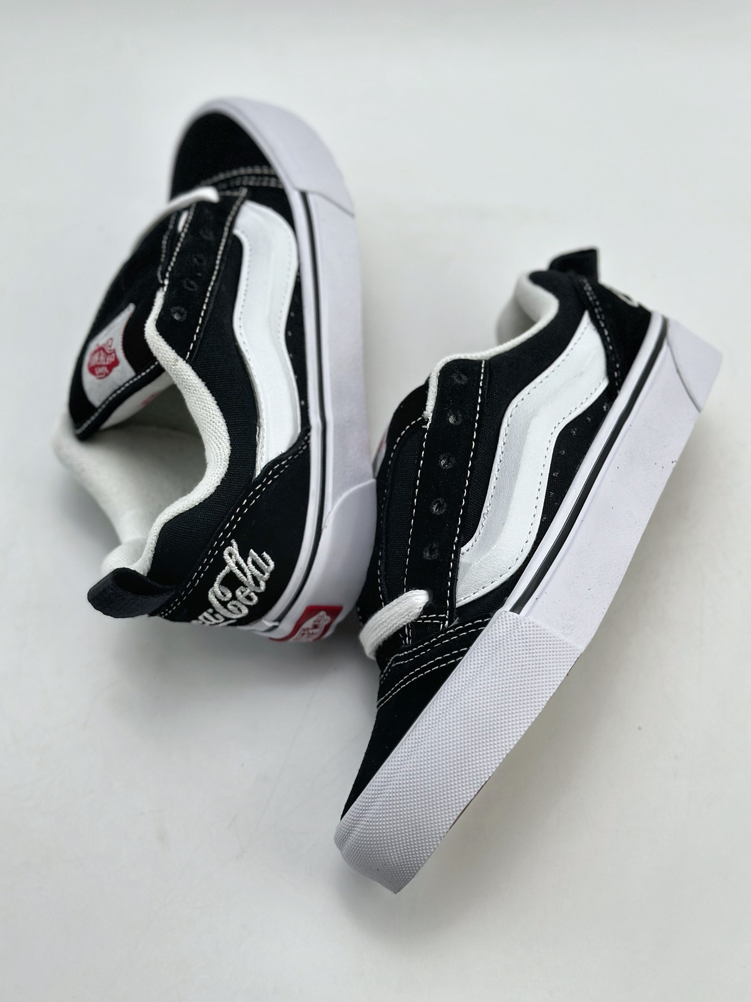 150 Vans Classics Knu Skool 黑白厚鞋舌面包鞋