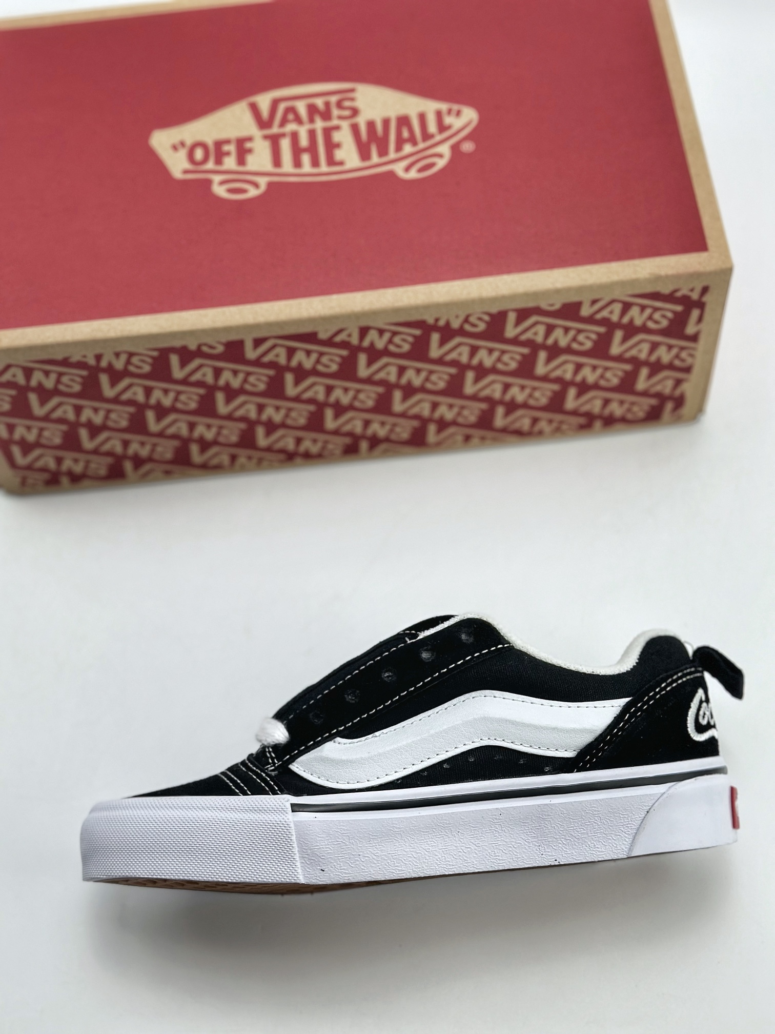 150 Vans Classics Knu Skool 黑白厚鞋舌面包鞋