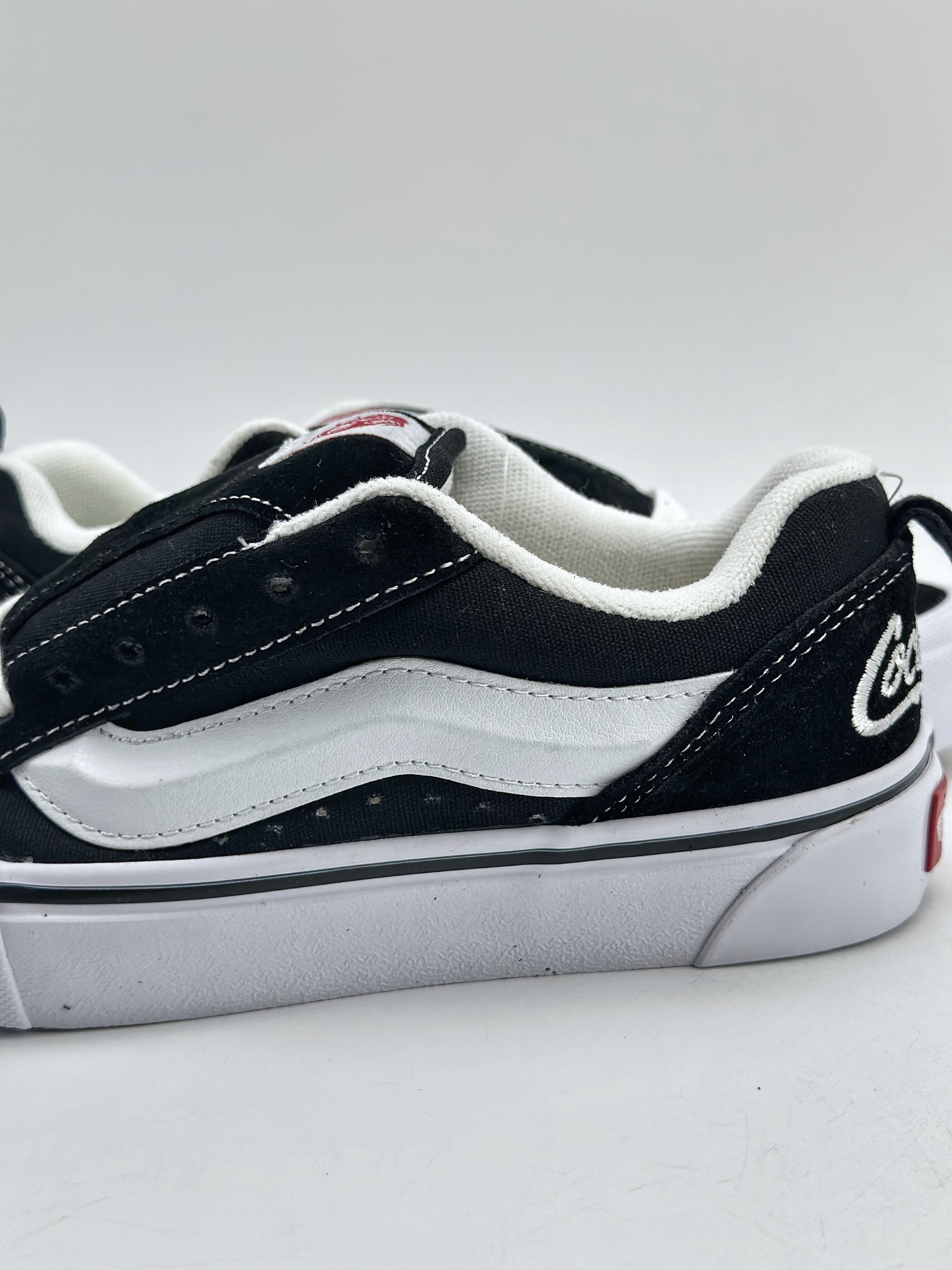 150 Vans Classics Knu Skool 黑白厚鞋舌面包鞋