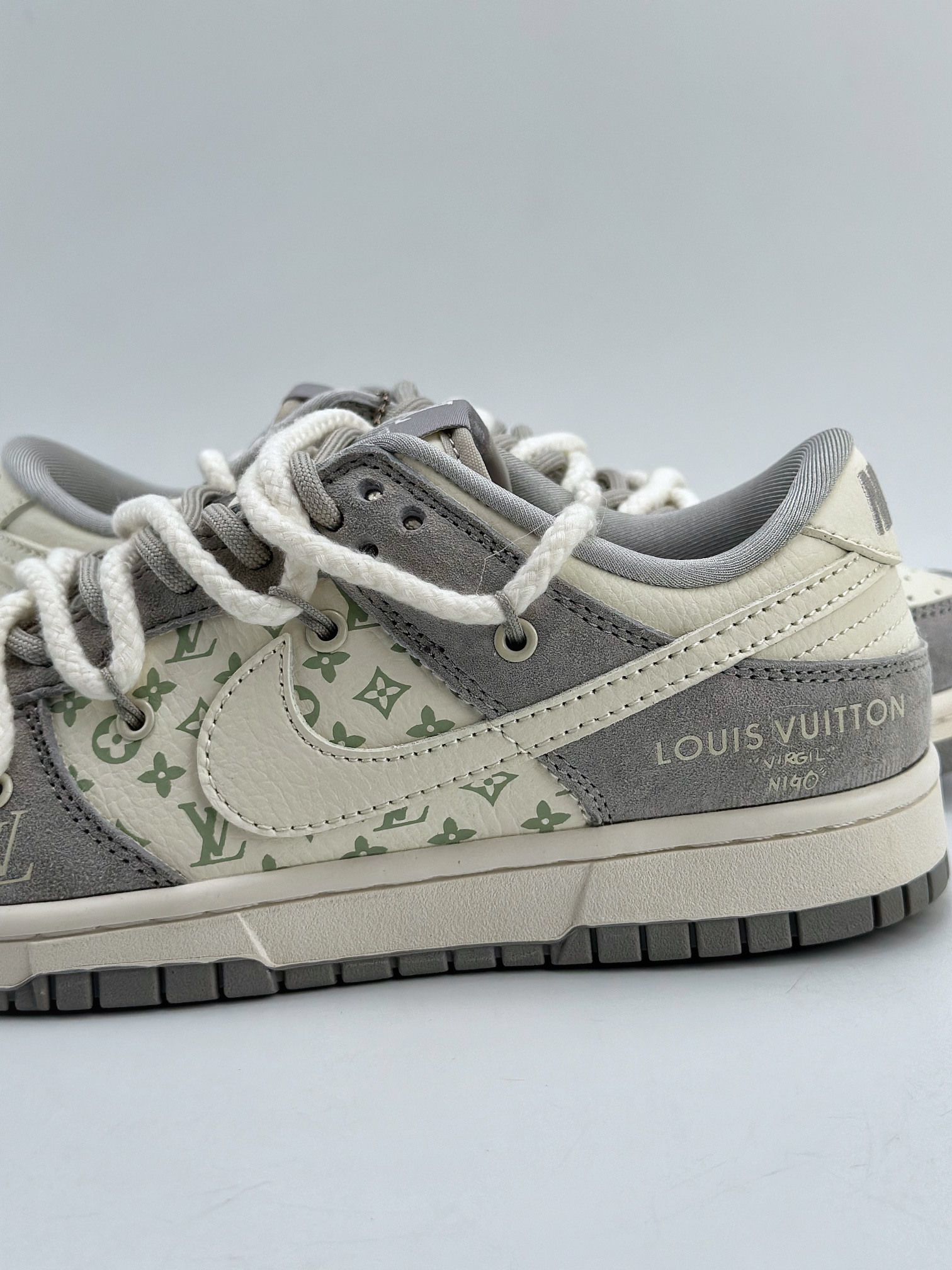 300 Nike SB Dunk Low x Louis Vuitton 白灰绑带 SJ2068-237