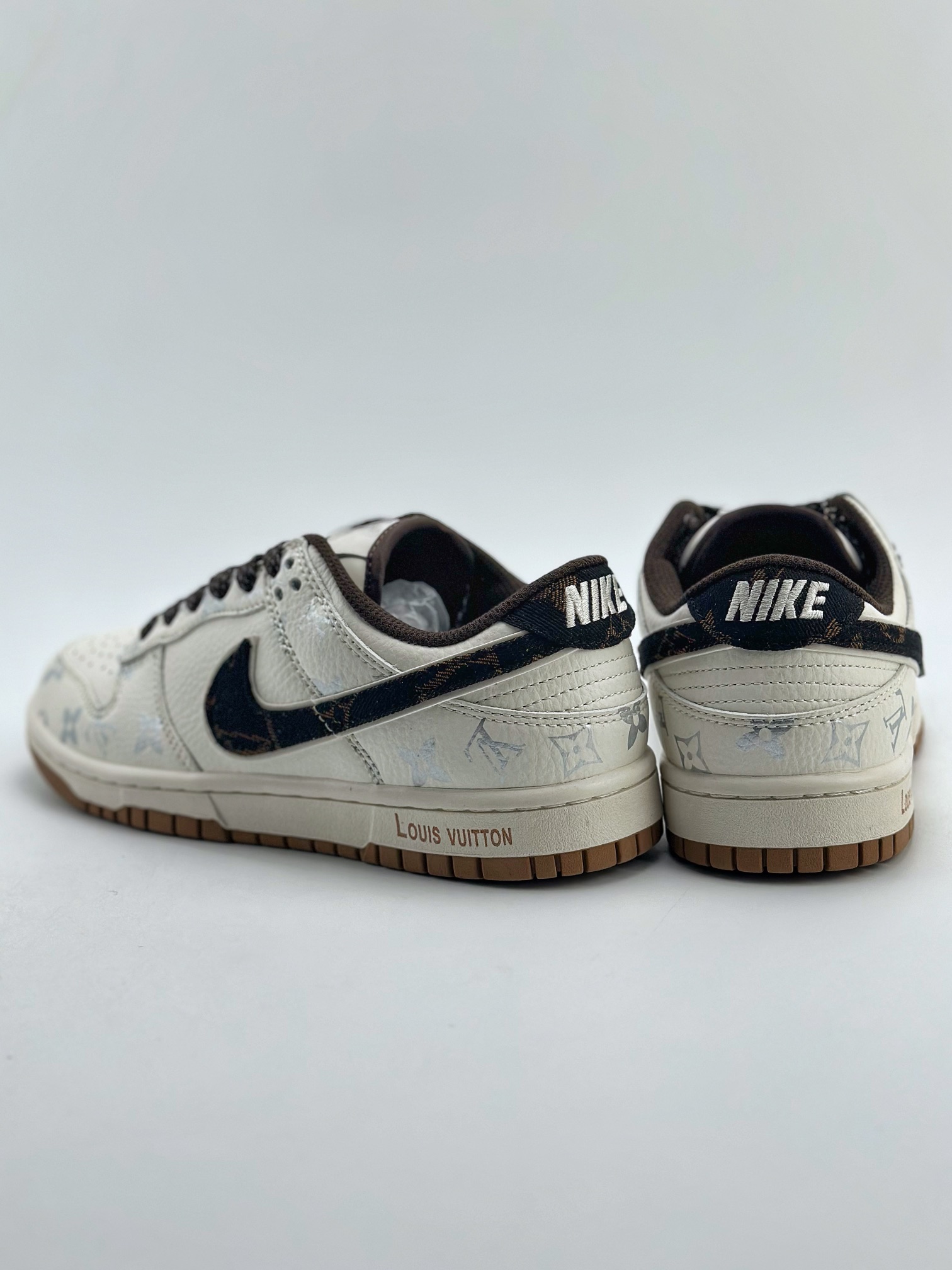 300 Nike SB Dunk Low x Louis Vuitton 印花米白黑 DQ1098-341