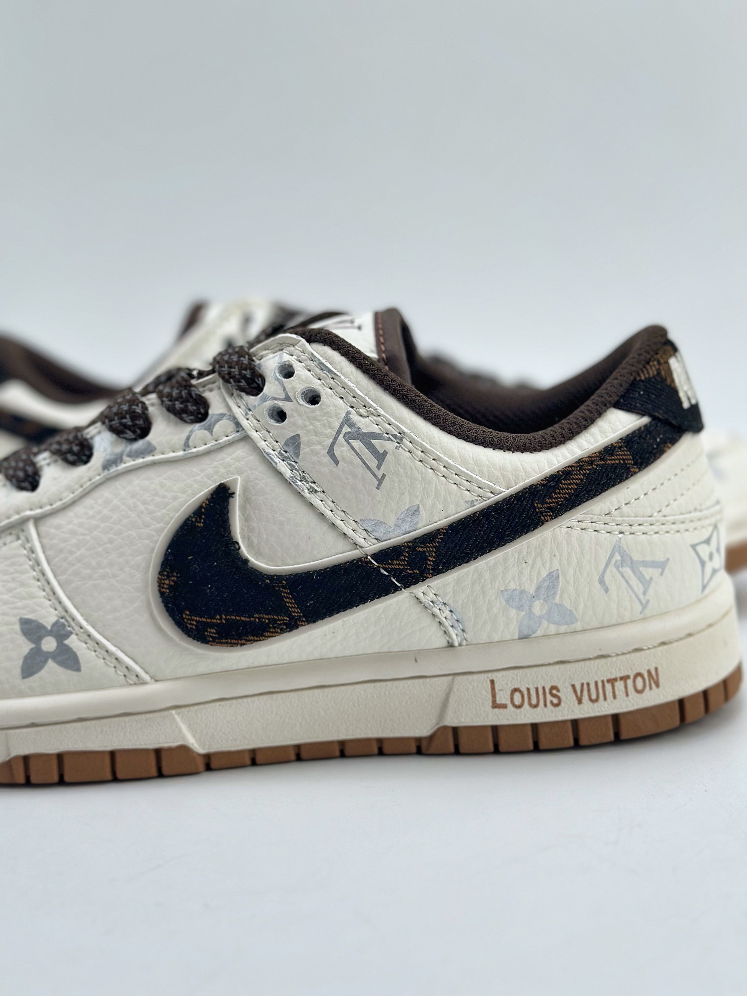 300 Nike SB Dunk Low x Louis Vuitton 印花米白黑 DQ1098-341