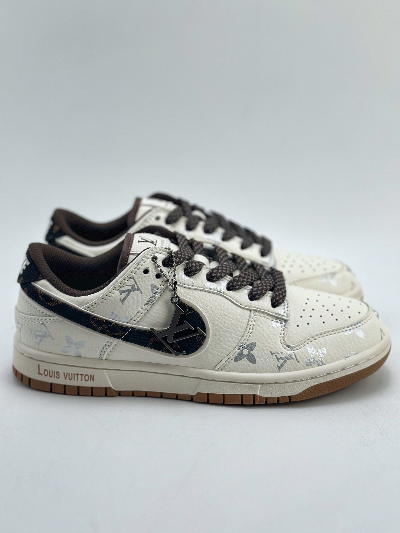 300 Nike SB Dunk Low x Louis Vuitton 印花米白黑 DQ1098-341