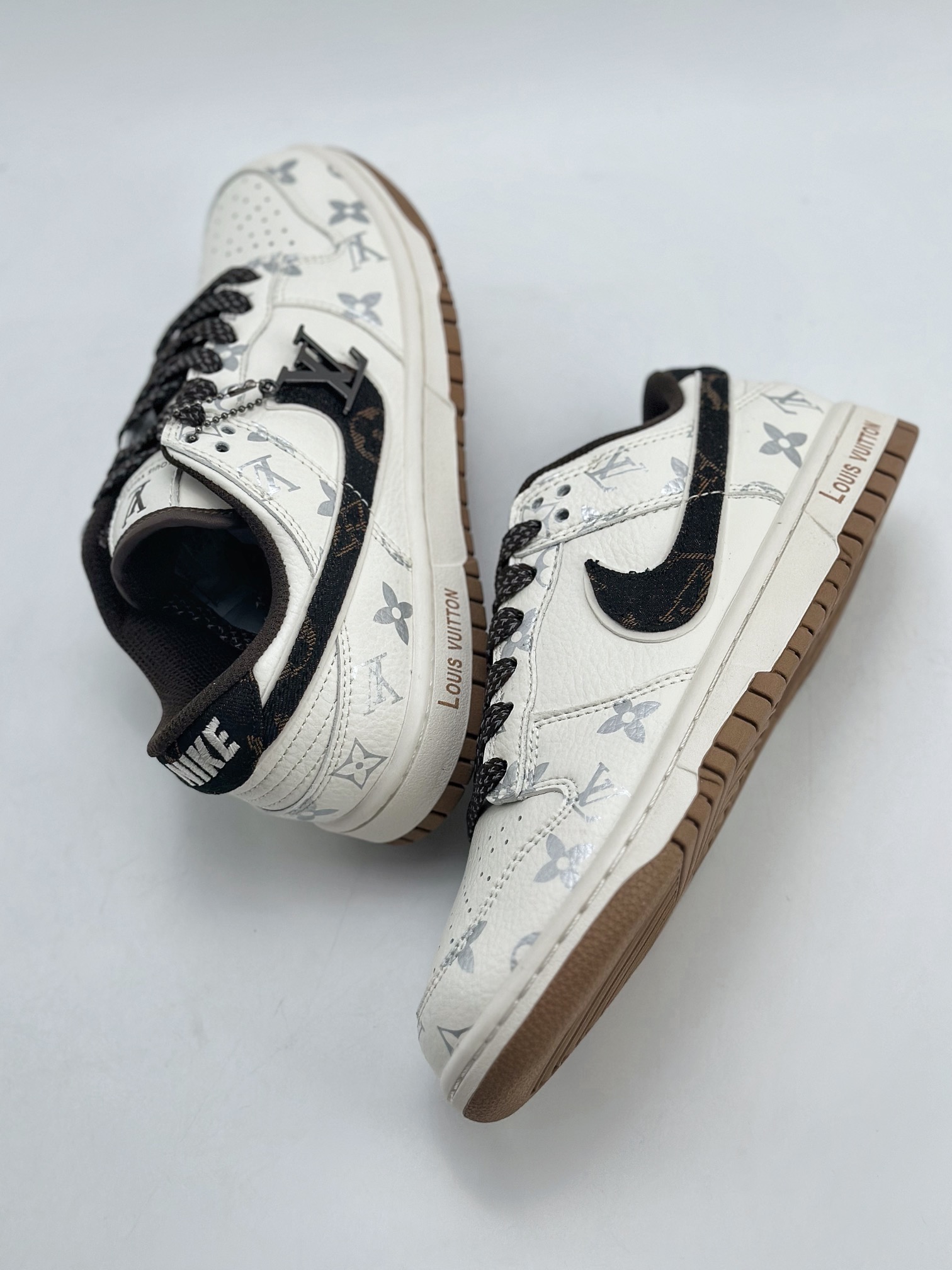 300 Nike SB Dunk Low x Louis Vuitton 印花米白黑 DQ1098-341