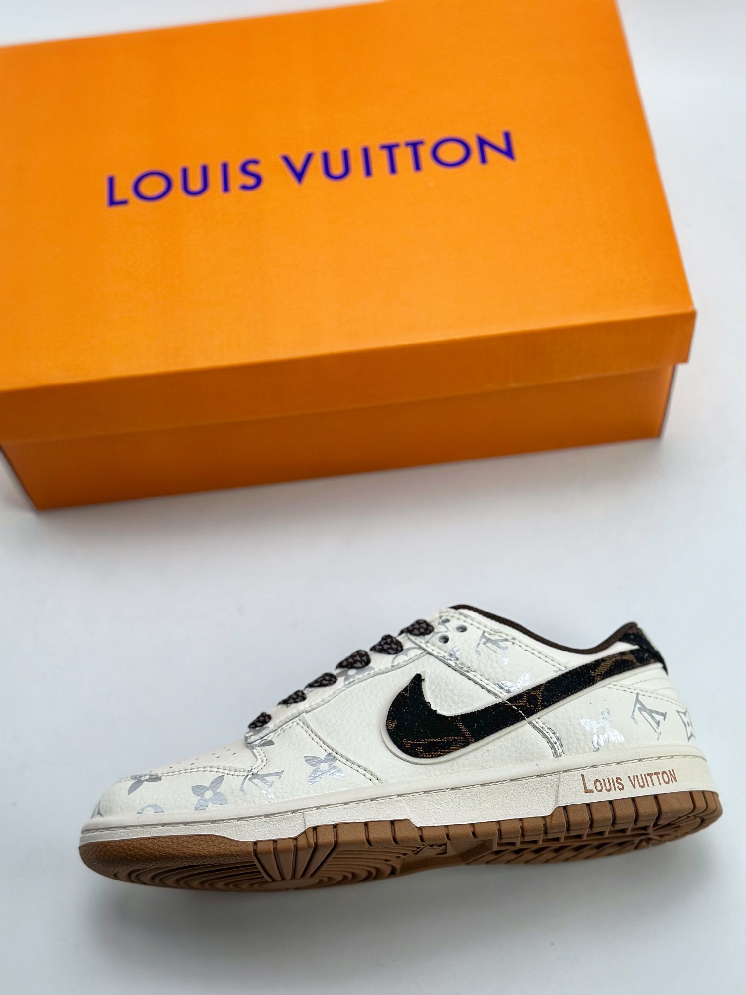 300 Nike SB Dunk Low x Louis Vuitton 印花米白黑 DQ1098-341