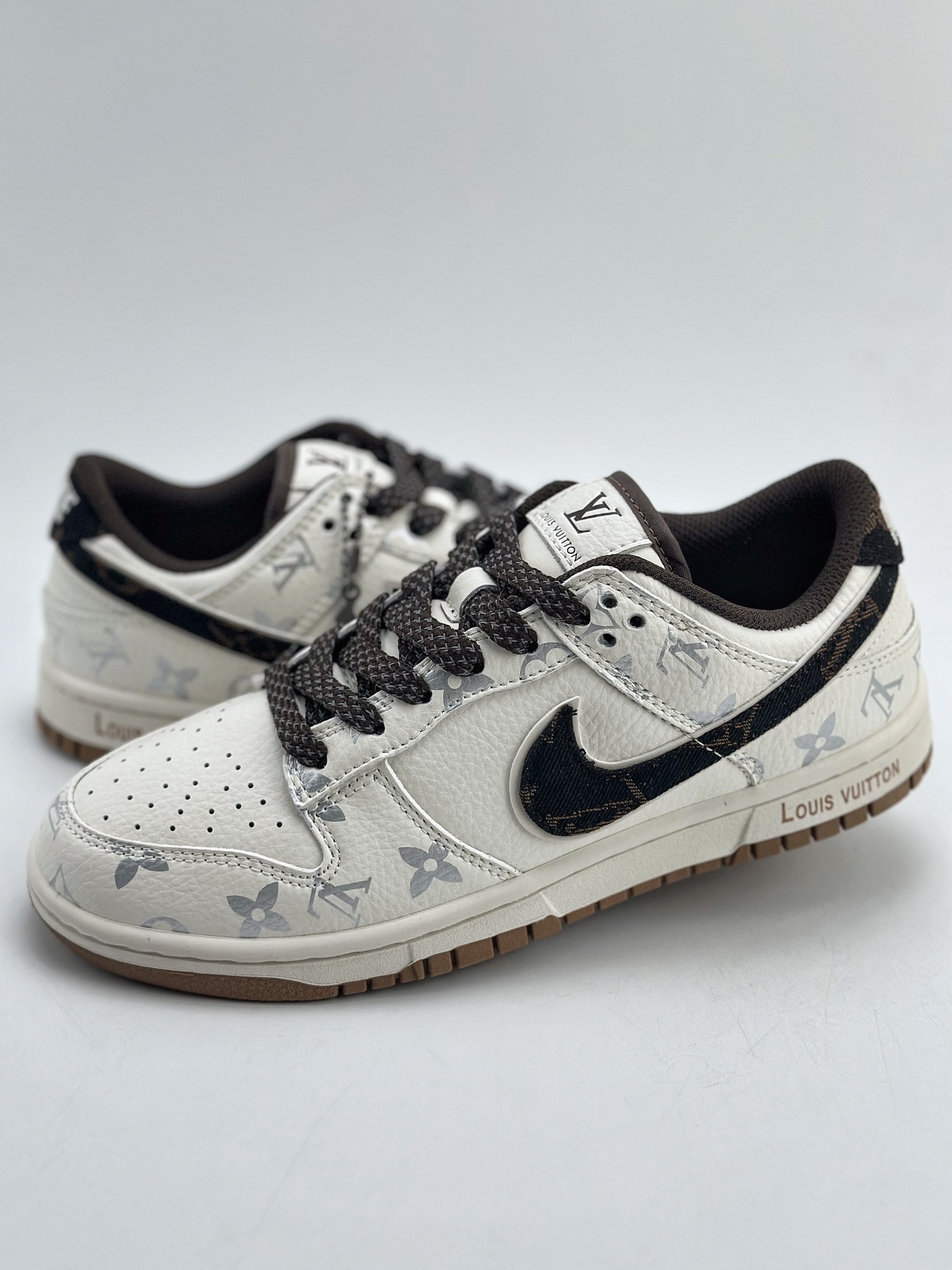 300 Nike SB Dunk Low x Louis Vuitton 印花米白黑 DQ1098-341