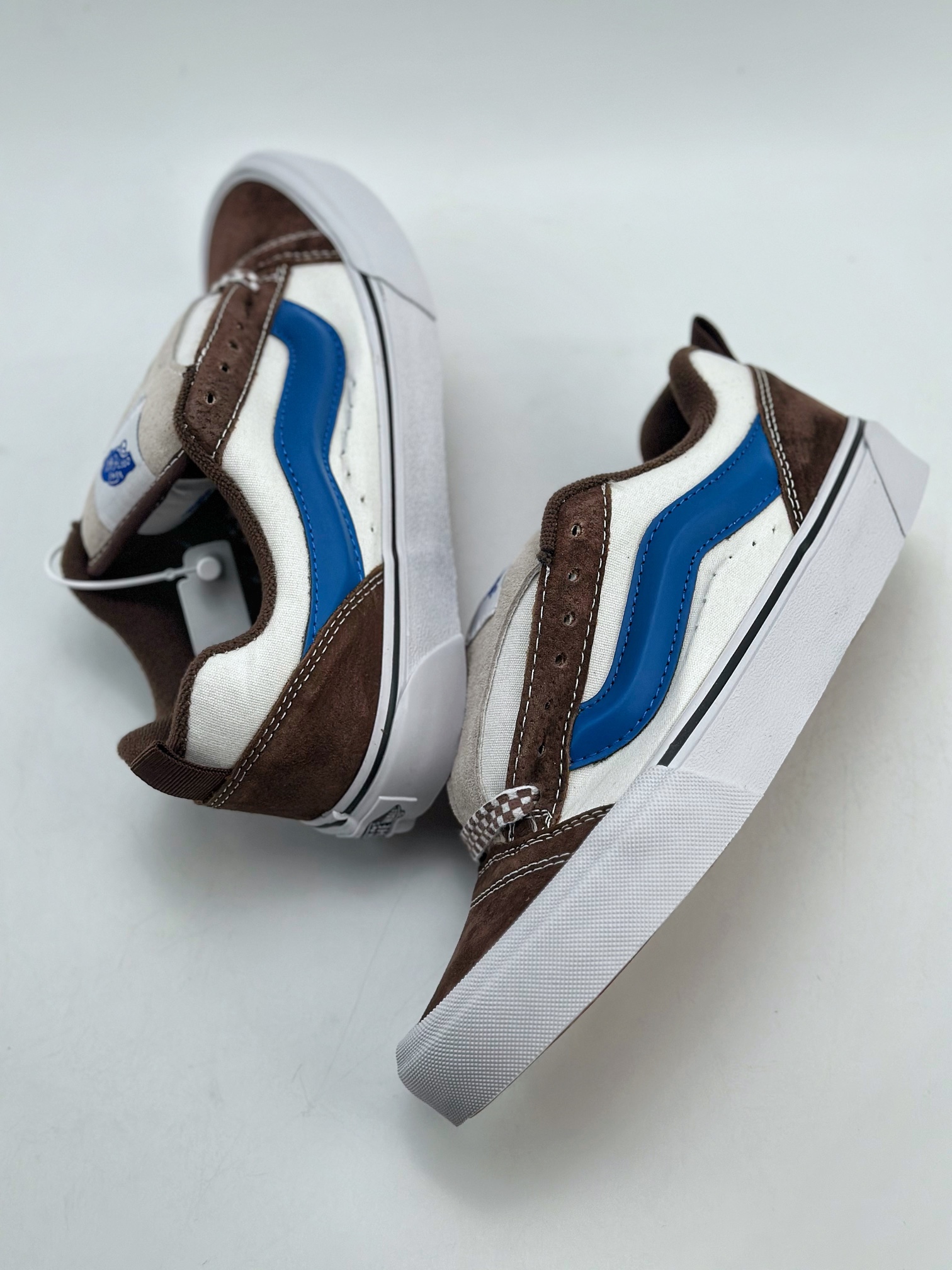 140 Vans Classics Knu Skool 厚鞋舌面包鞋 棋盘格鞋带 V