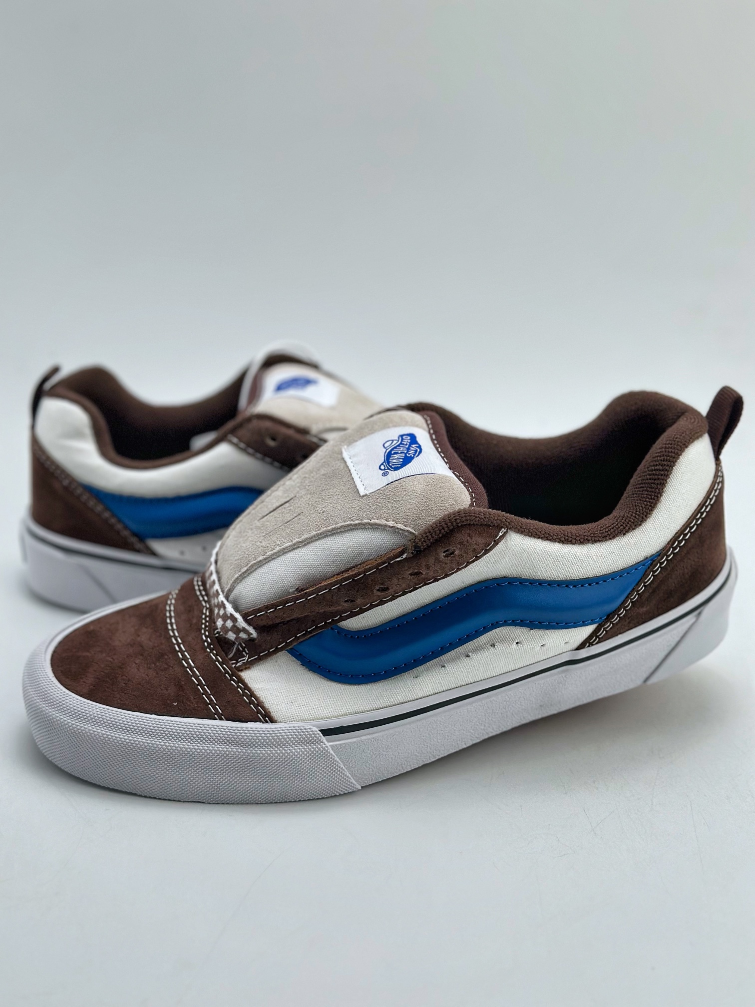 140 Vans Classics Knu Skool 厚鞋舌面包鞋 棋盘格鞋带 V