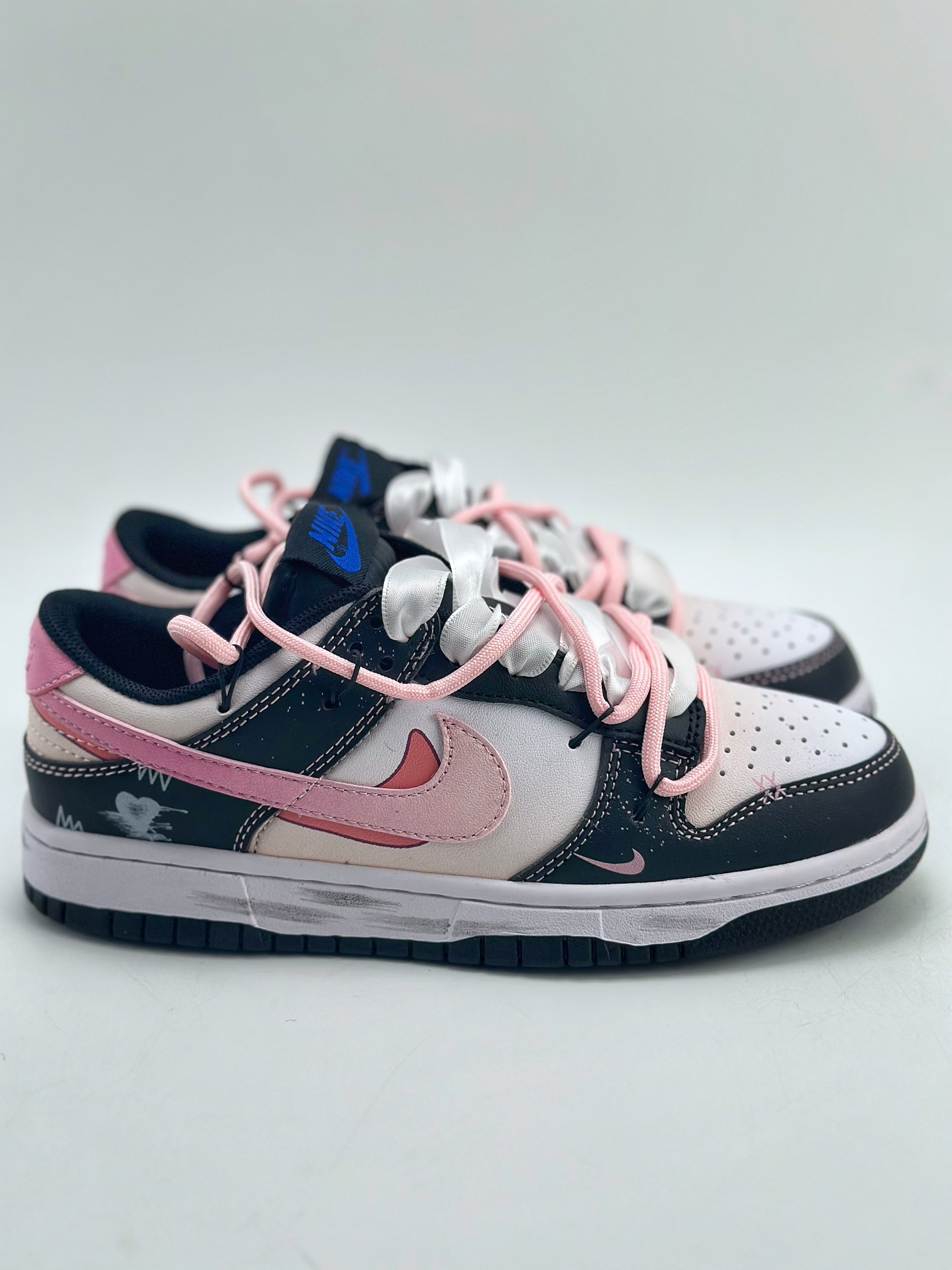 200 NIKE SB Dunk Low 达芬奇限定 心悸入场券 白黑粉 DH9765-104