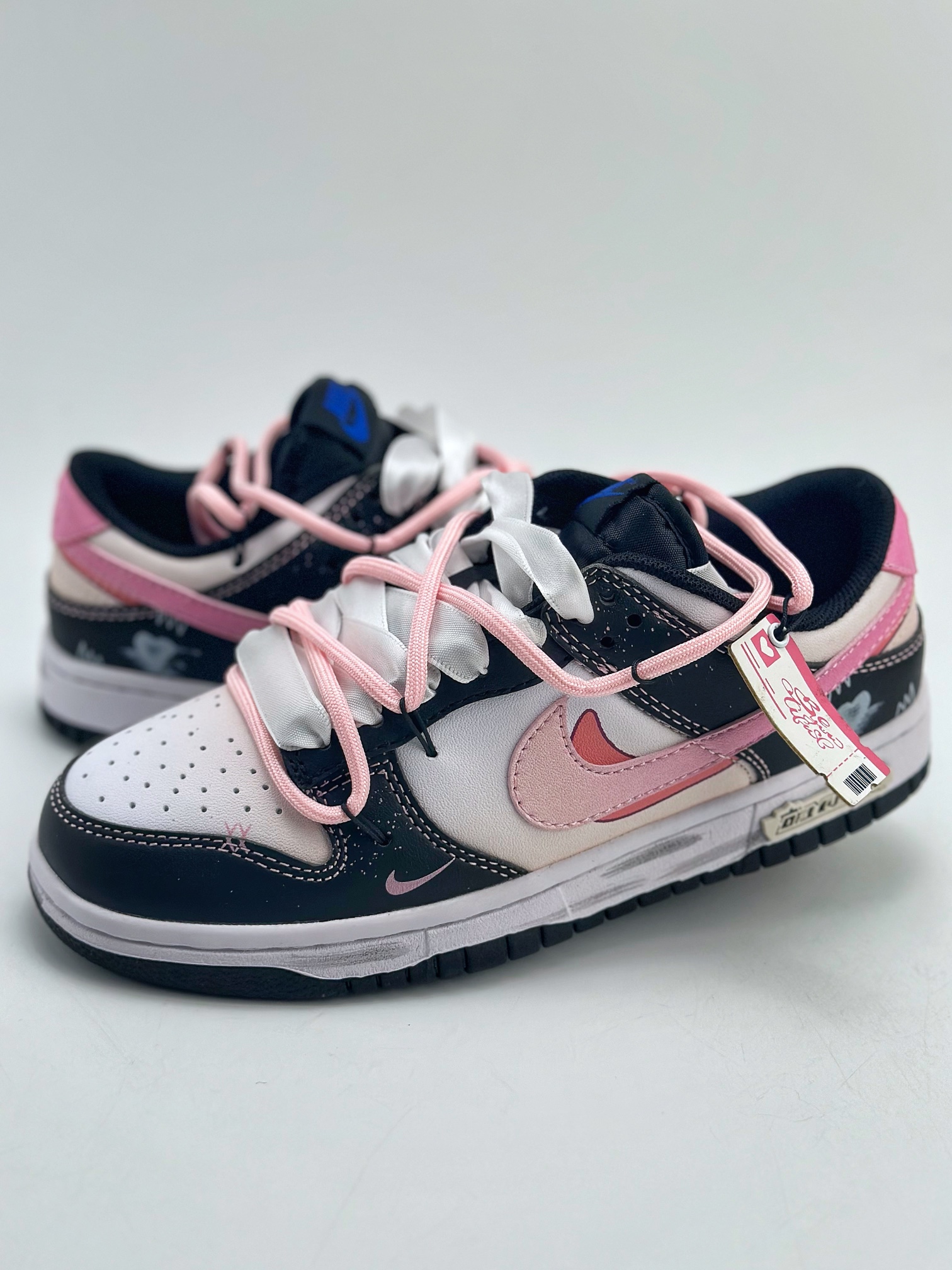 200 NIKE SB Dunk Low 达芬奇限定 心悸入场券 白黑粉 DH9765-104