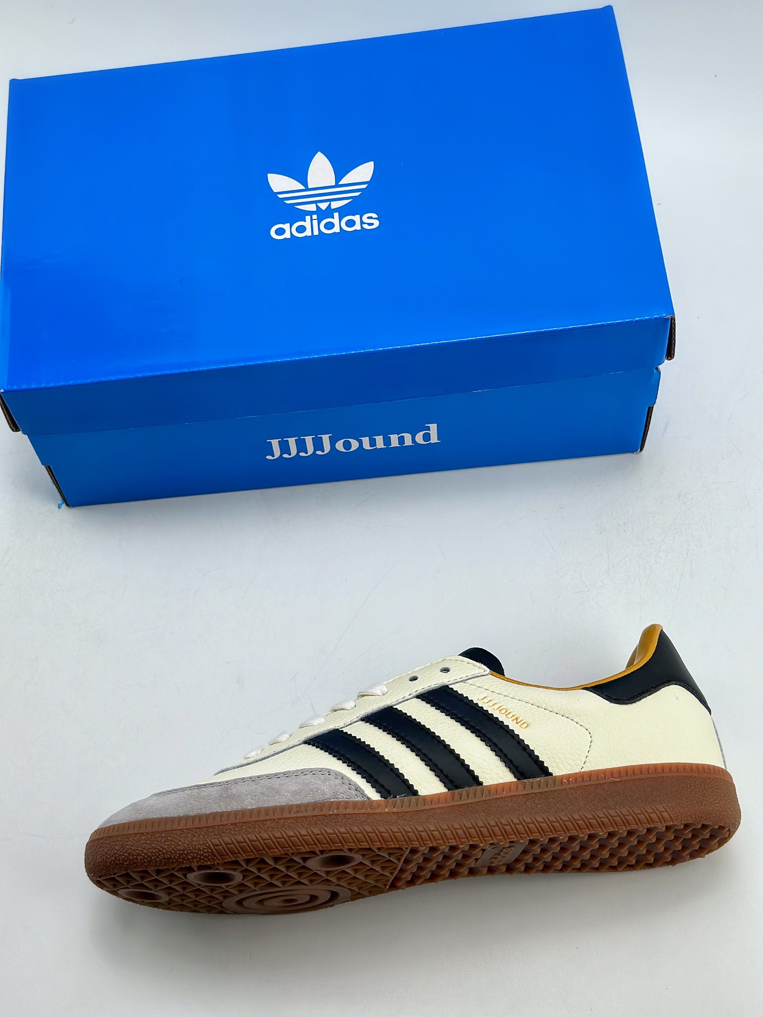 180 adidas originals Samba OG x JJJJOUND 此款以简约大方的造型设计 ID8708